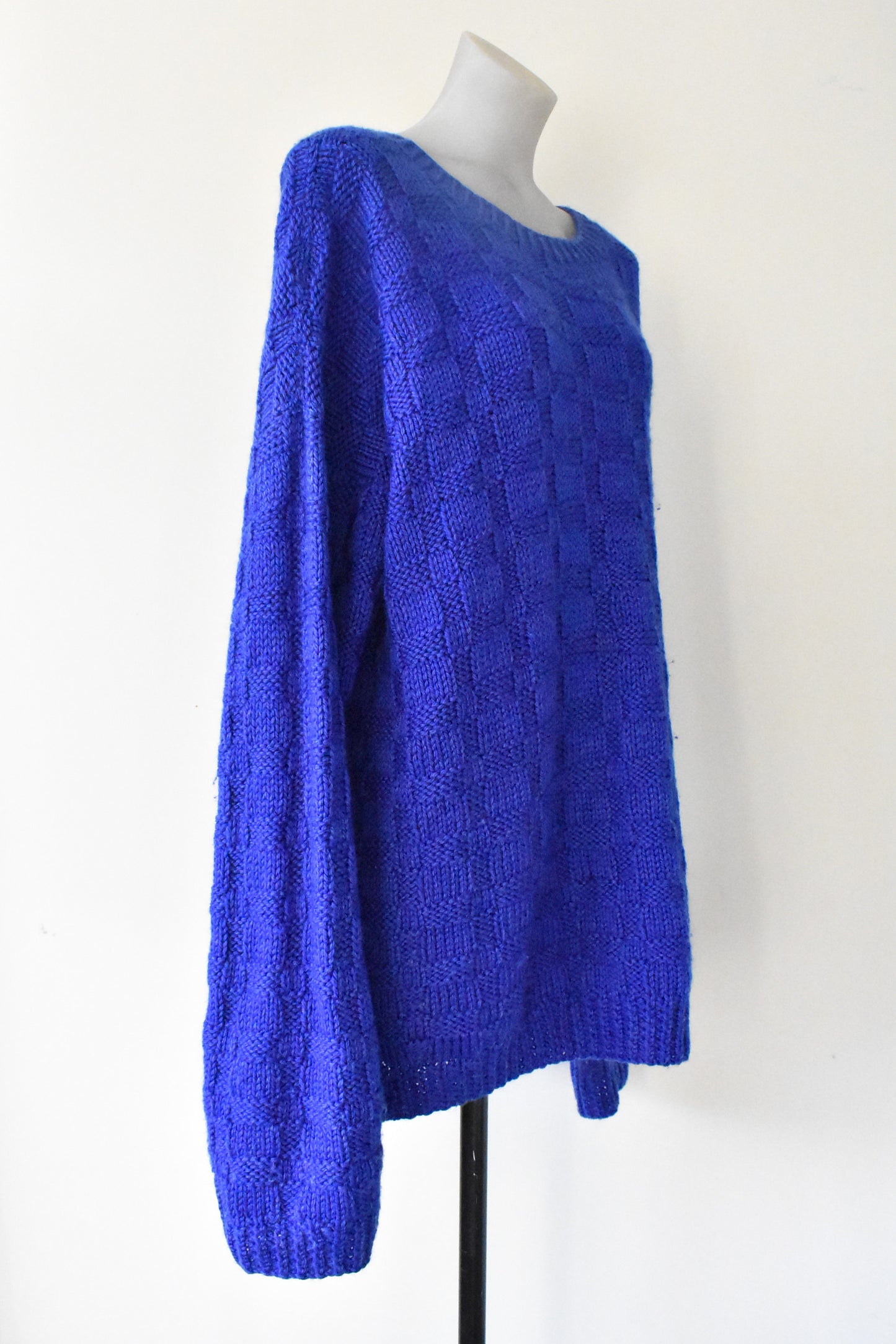 Big beautiful royal blue knit jersey, size XL