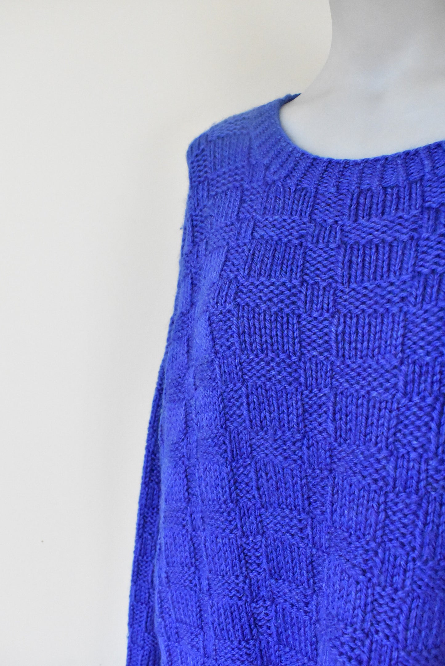 Big beautiful royal blue knit jersey, size XL