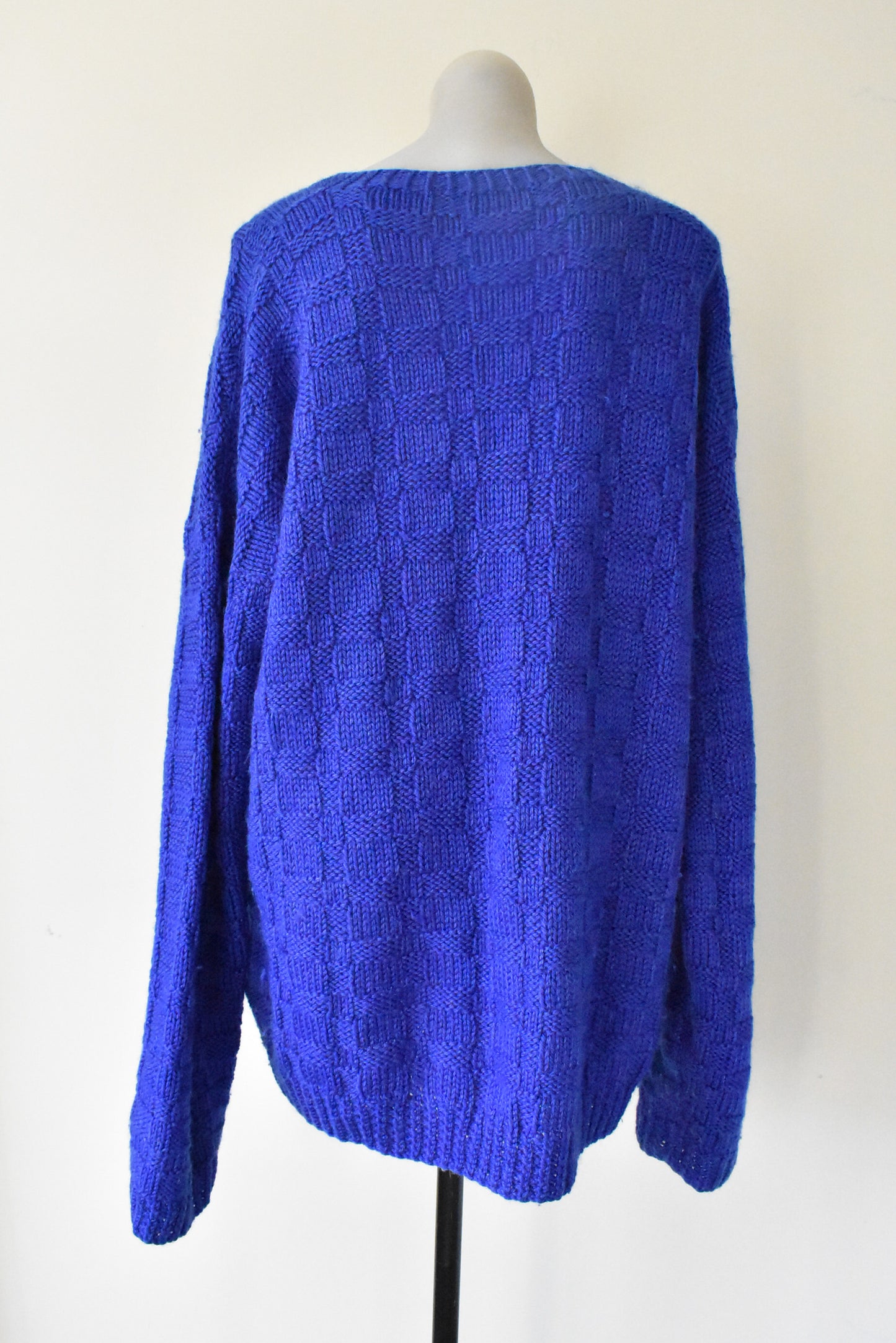 Big beautiful royal blue knit jersey, size XL
