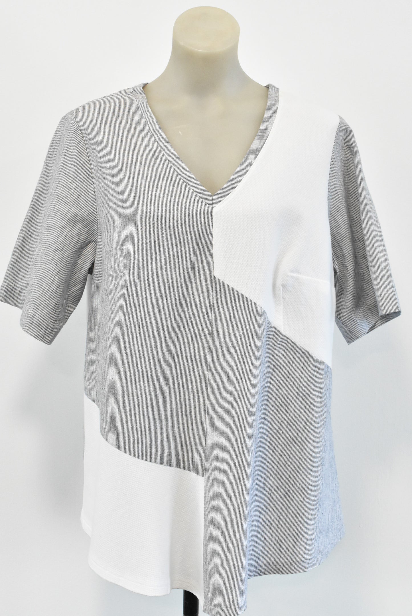 Short sleeve white and grey top, L