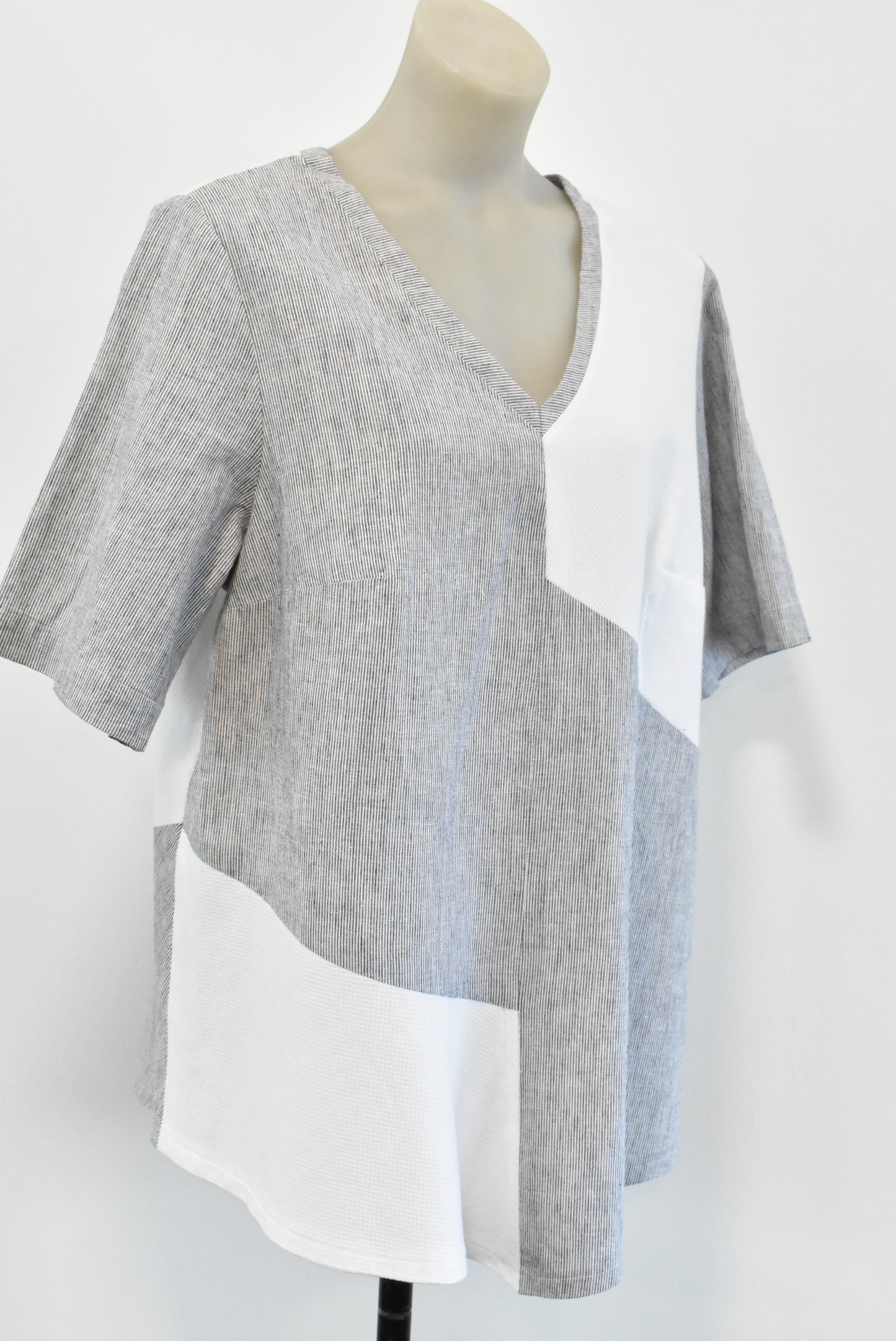 Short sleeve white and grey top, L