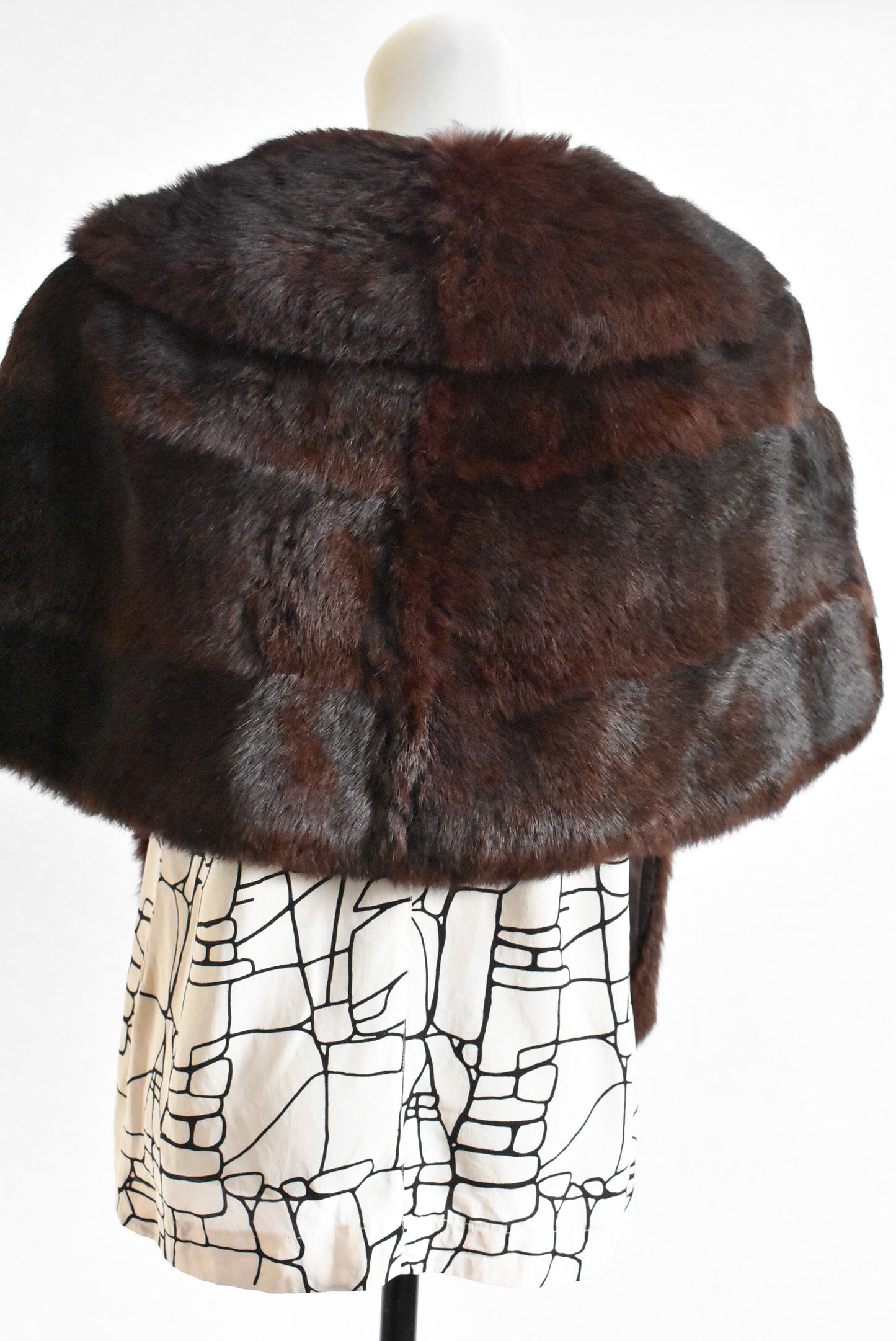 Cape, faux-fur, No label, reddish brown, size Medium