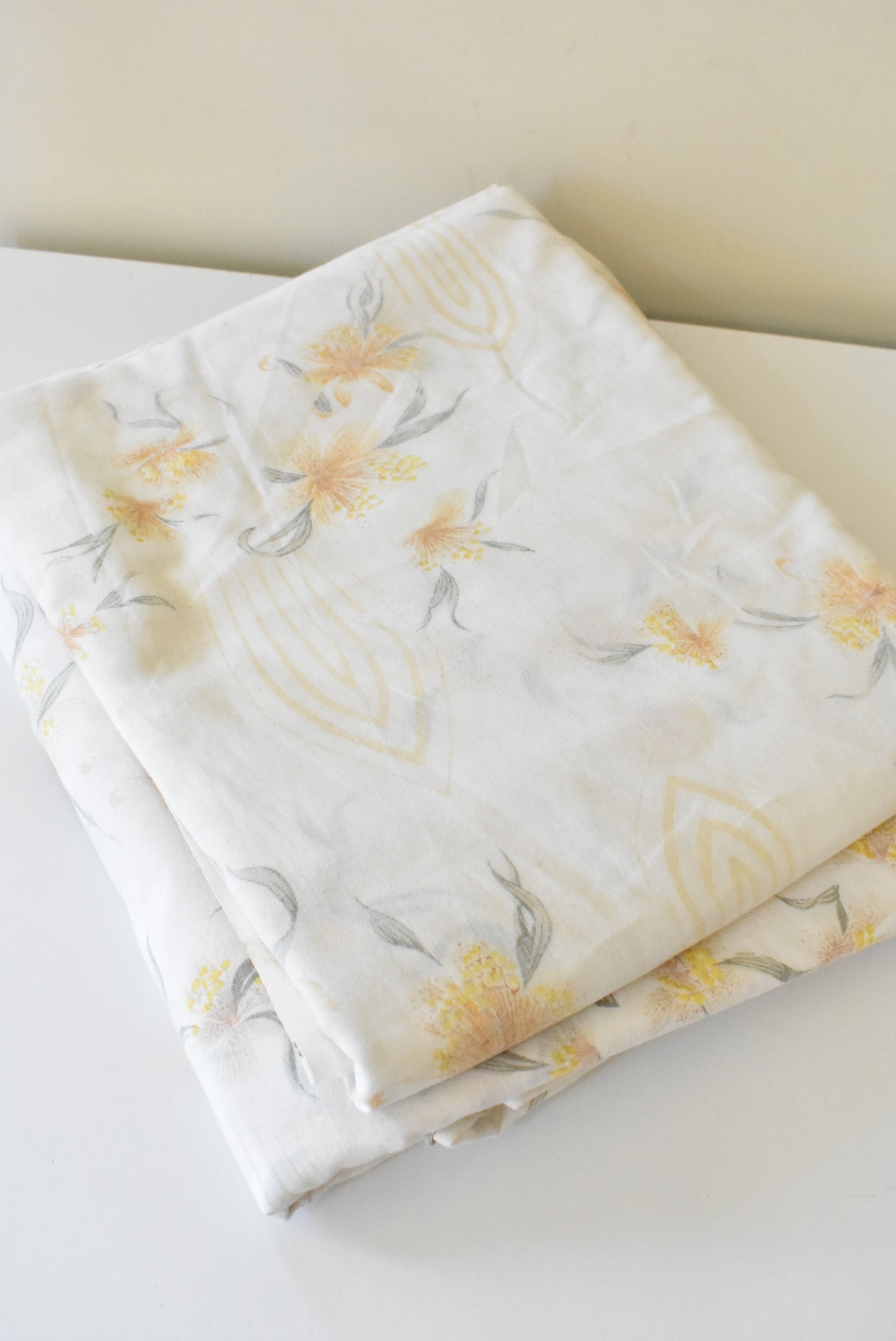 2 Retro queensize flat sheets