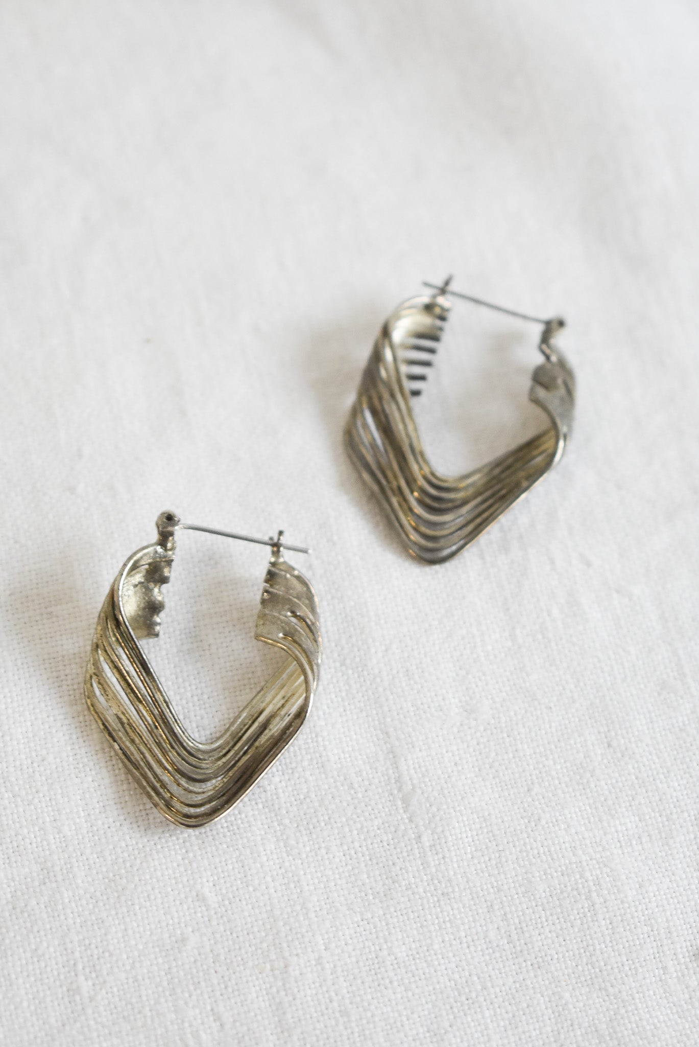 Triangular wire hoops