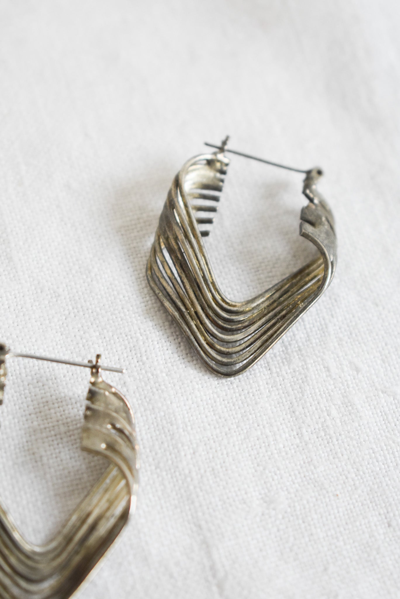 Triangular wire hoops