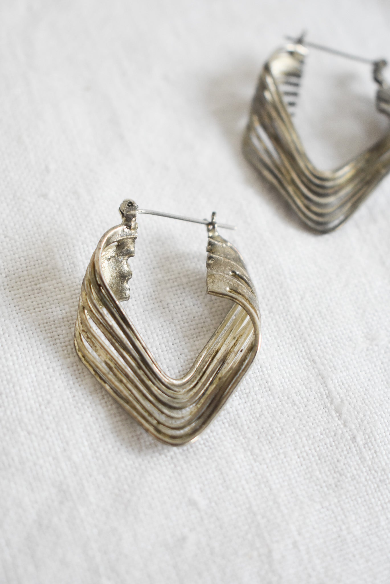 Triangular wire hoops
