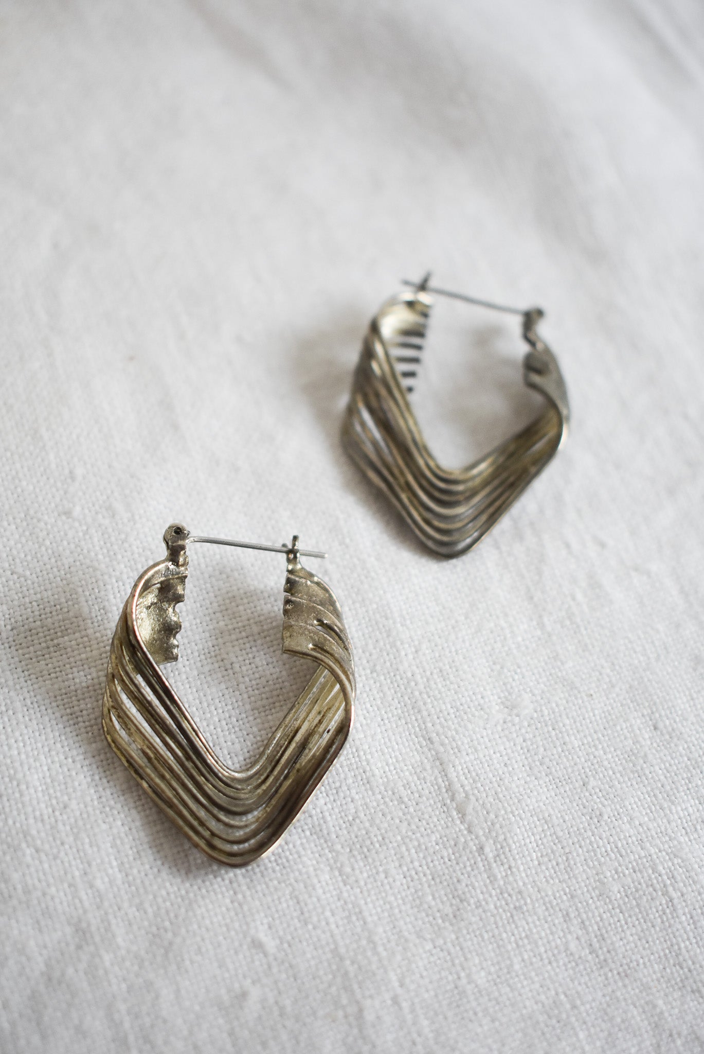 Triangular wire hoops