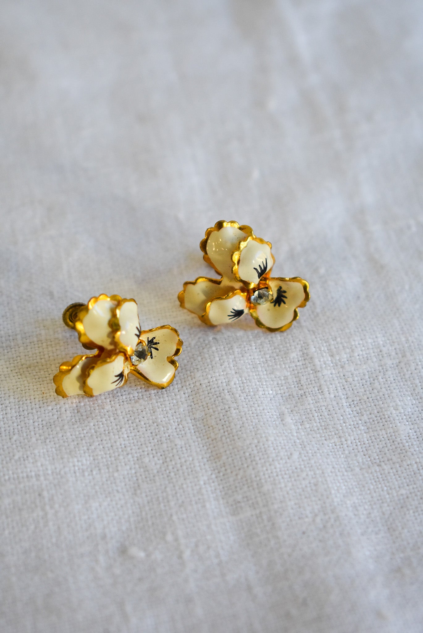 Pretty Vintage cream flower screw on earrings