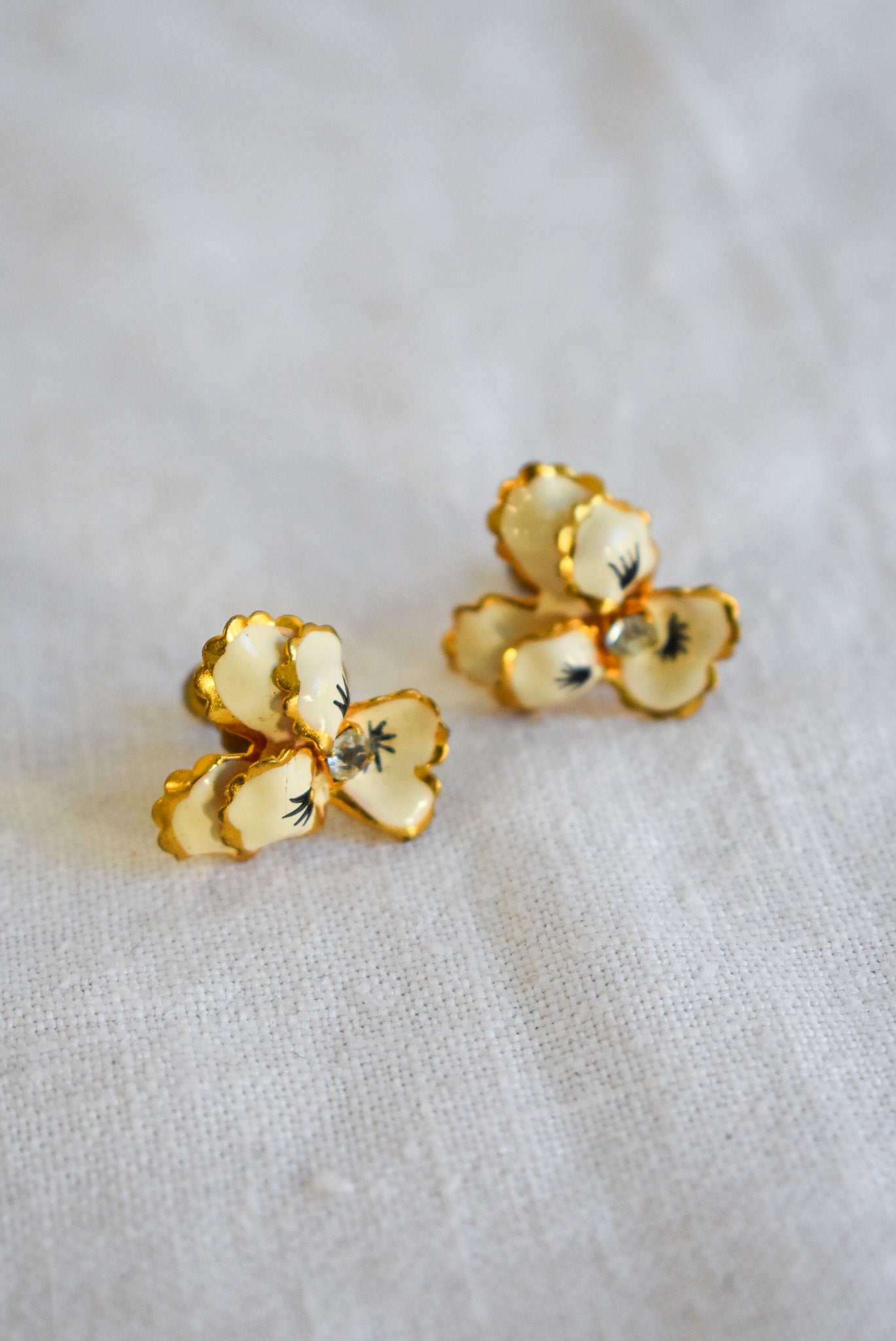 Pretty Vintage cream flower screw on earrings