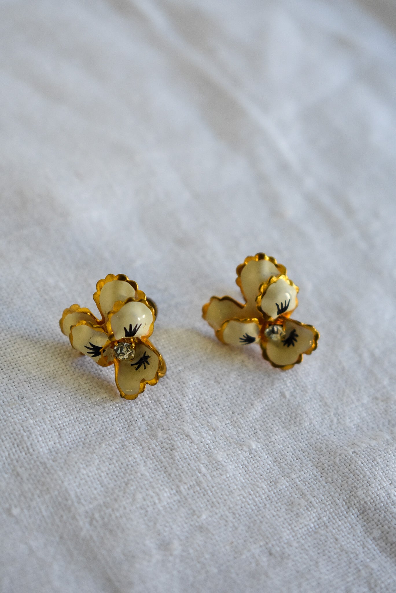 Pretty Vintage cream flower screw on earrings