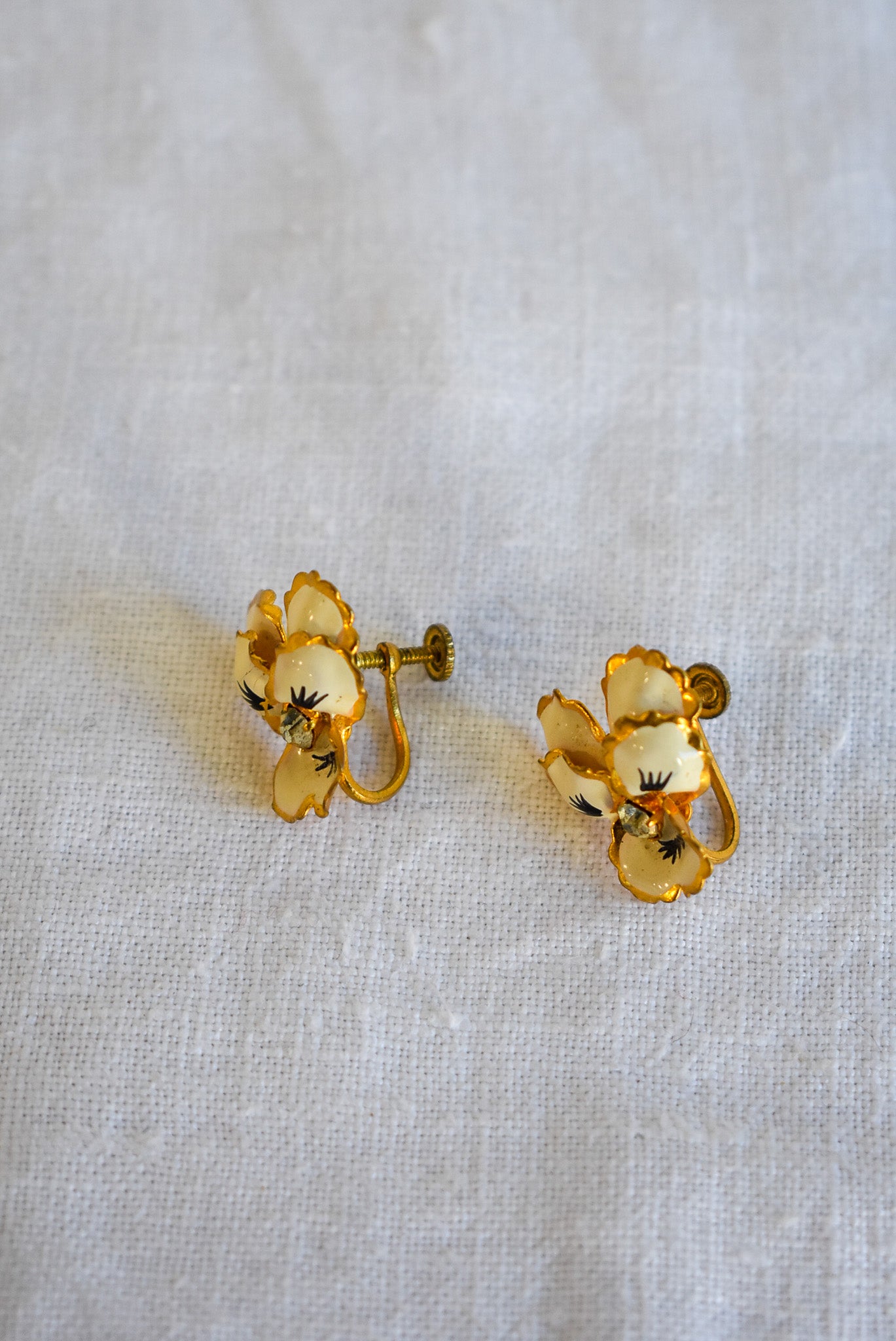 Pretty Vintage cream flower screw on earrings