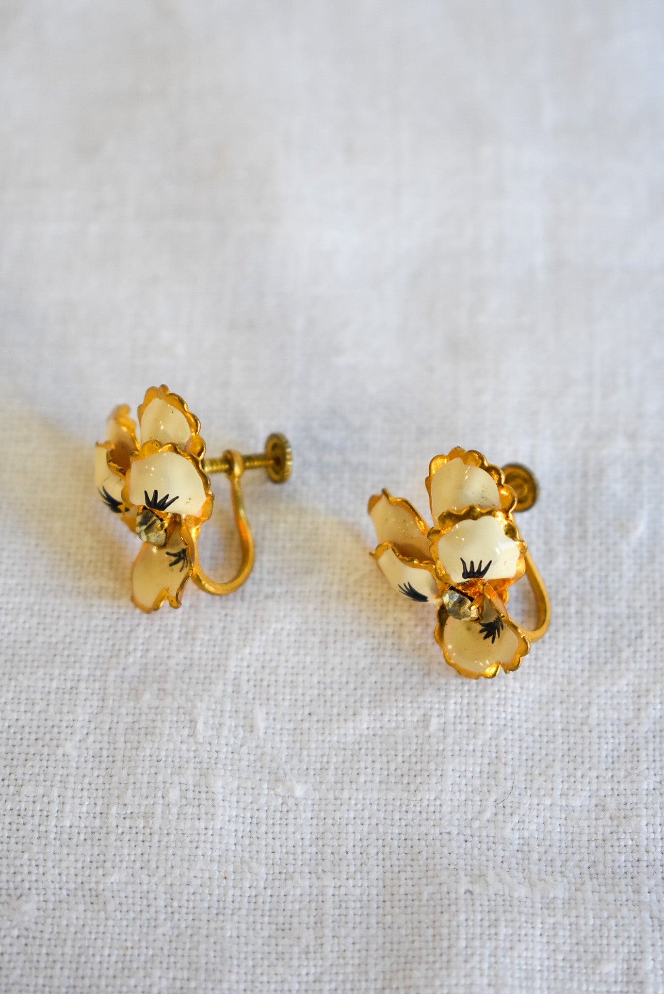 Pretty Vintage cream flower screw on earrings