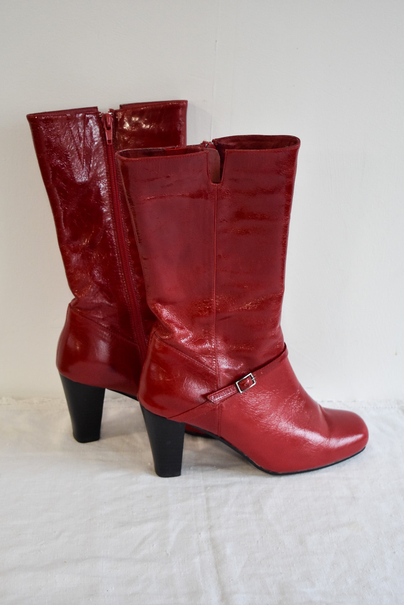 Super cute faux leather mid-calf red boots, 37