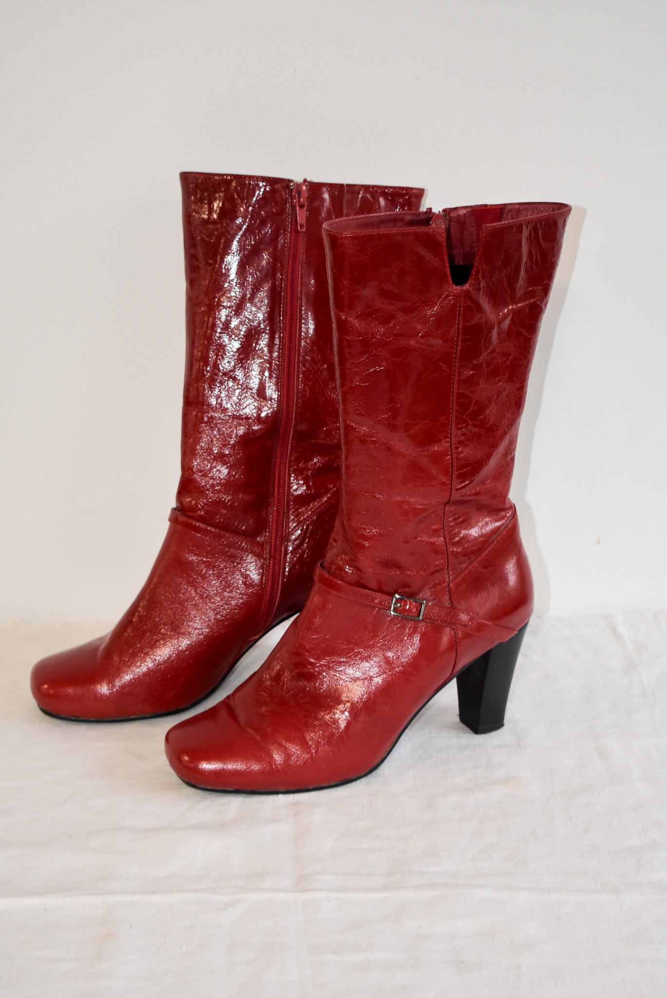 Super cute faux leather mid-calf red boots, 37