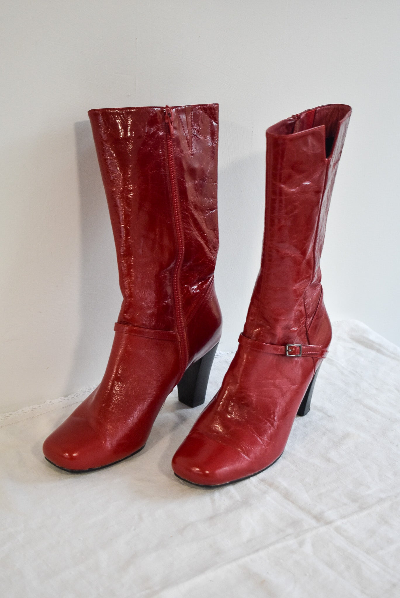 Super cute faux leather mid-calf red boots, 37