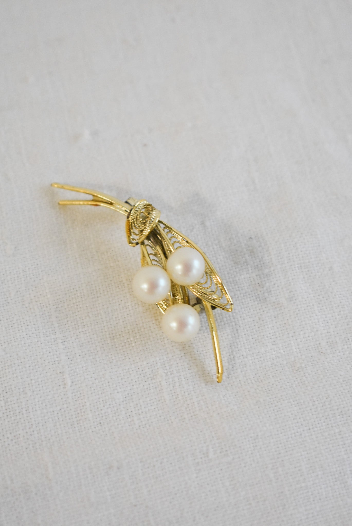 Faux pearl flower bouquet brooch