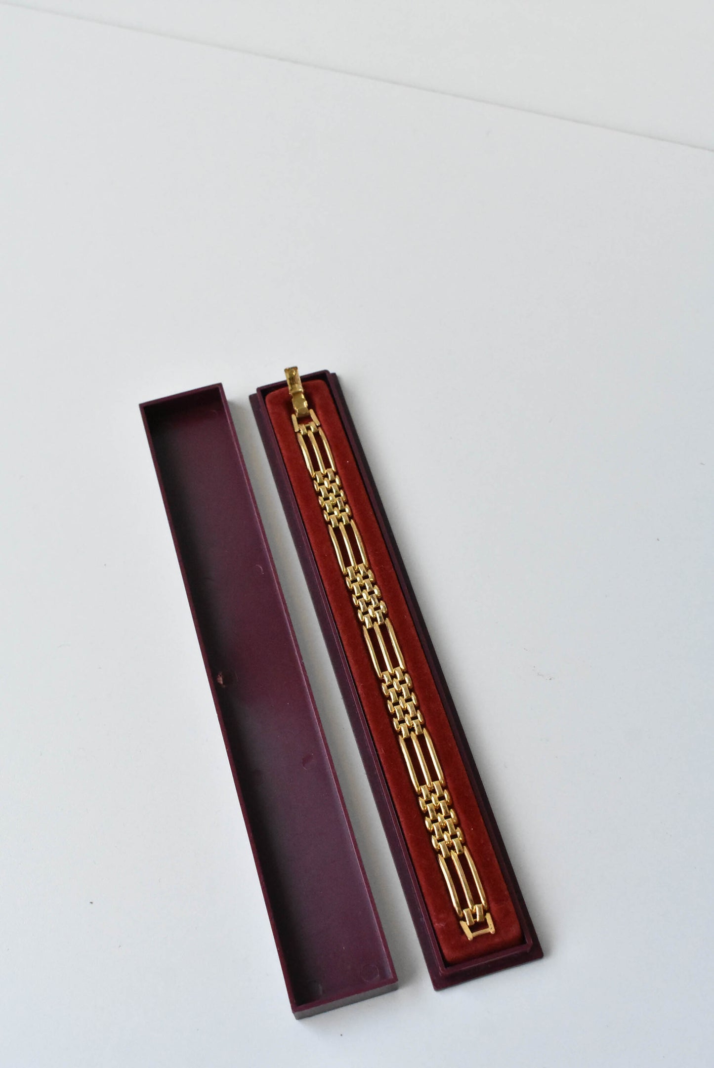 Retro gold tone bracelet