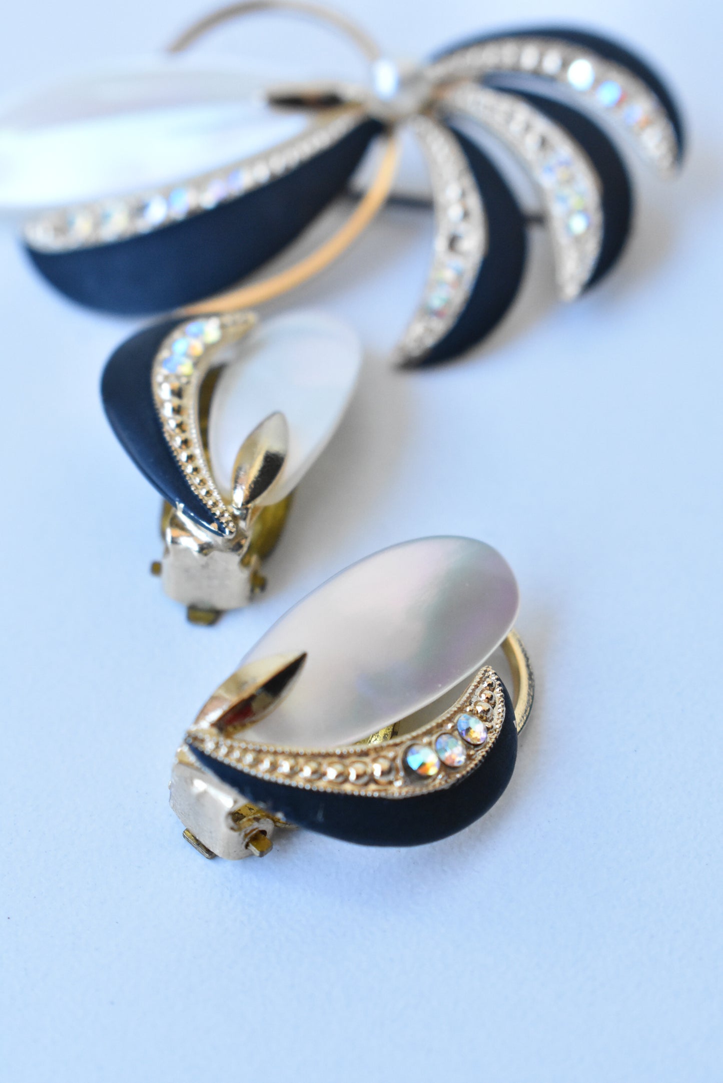 Vintage striking arched brooch and clip-on earrings