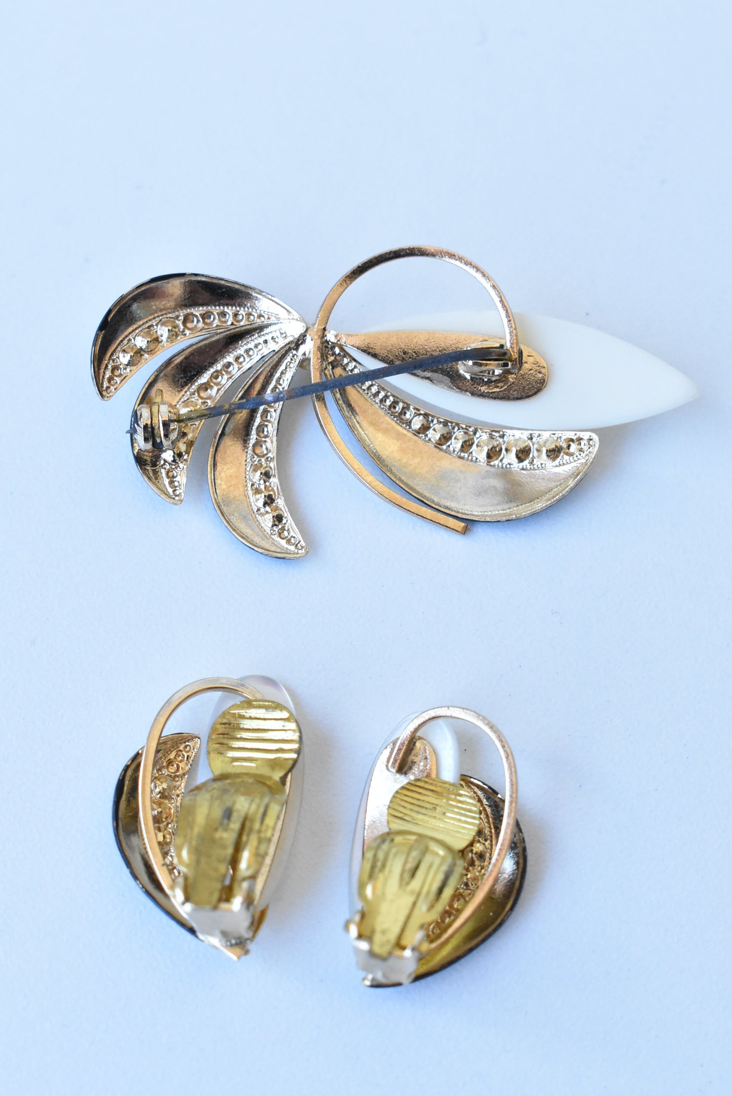 Vintage striking arched brooch and clip-on earrings