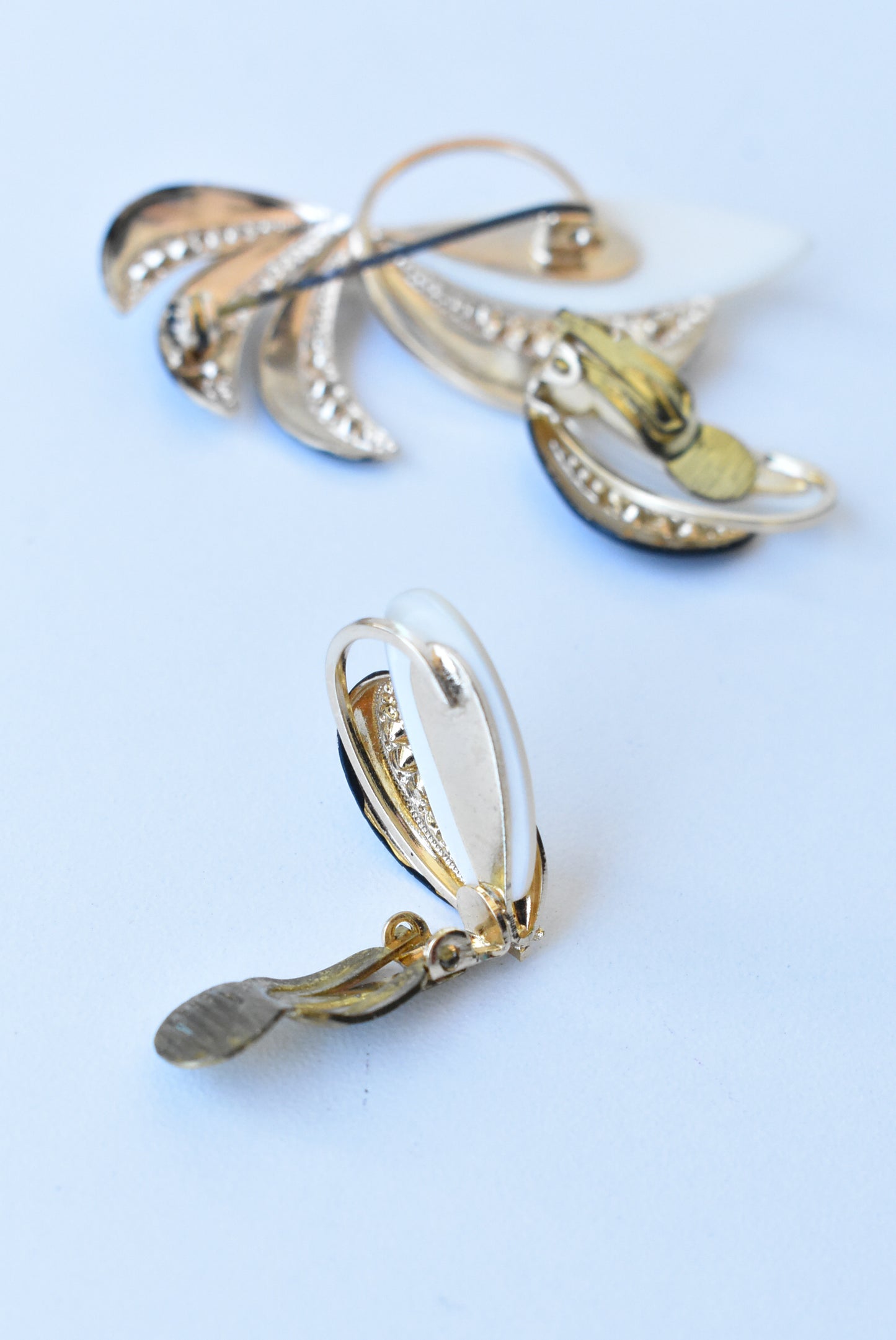 Vintage striking arched brooch and clip-on earrings