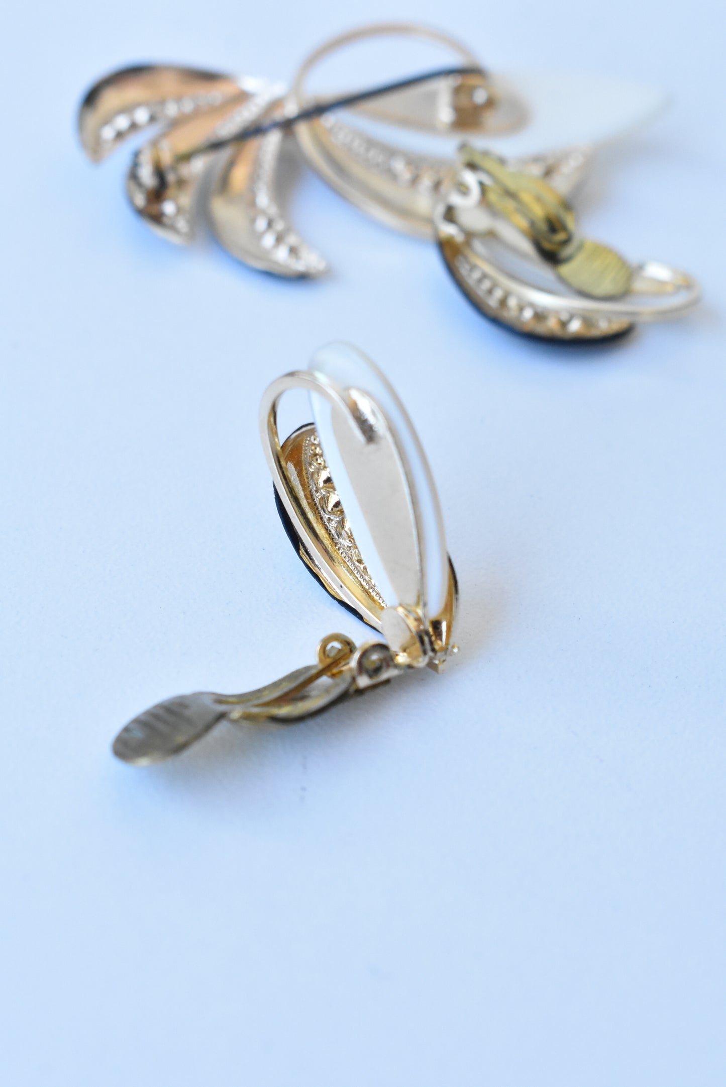 Vintage striking arched brooch and clip-on earrings