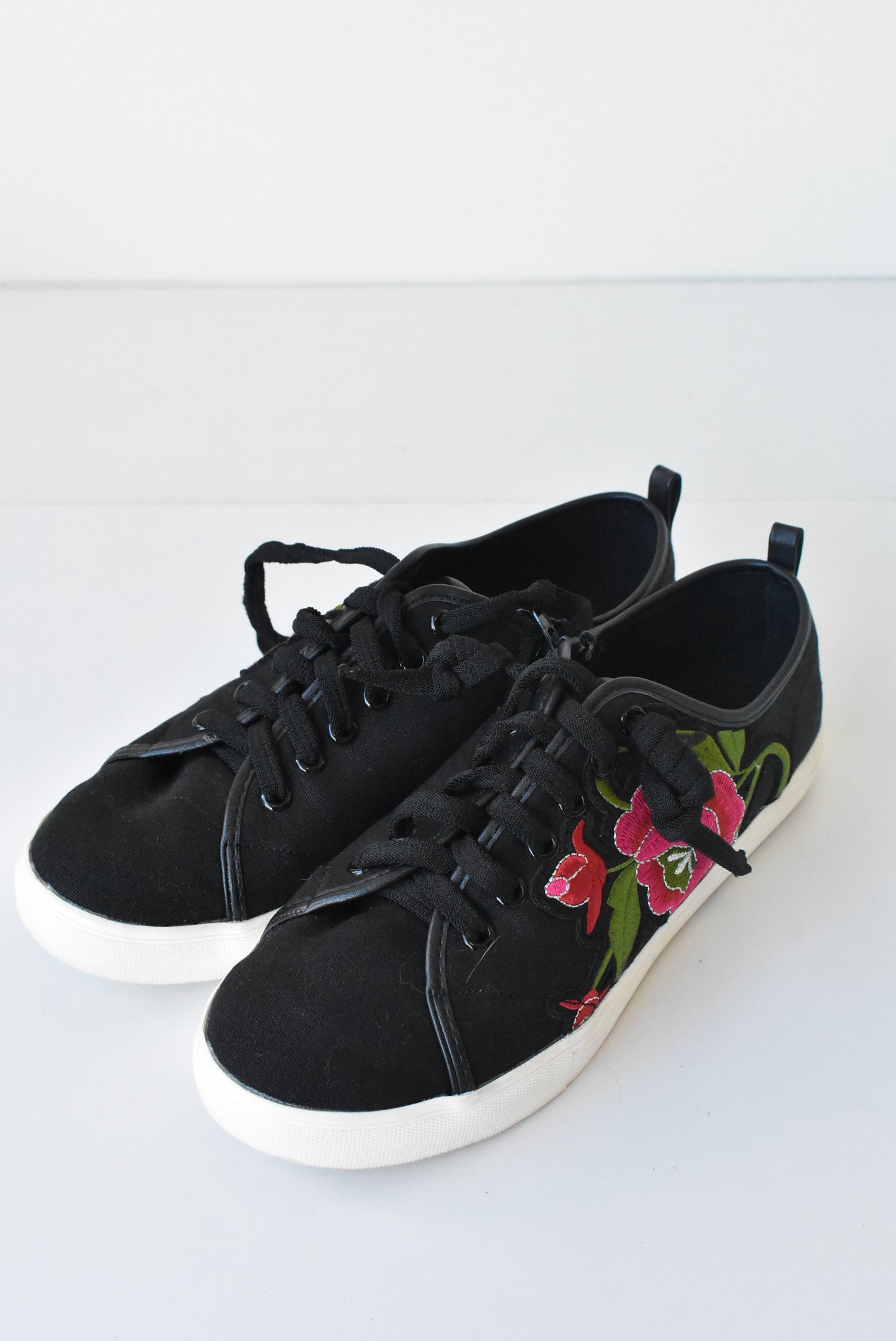 Taking Shape embroidered leather lined sneaks, NWT, 39