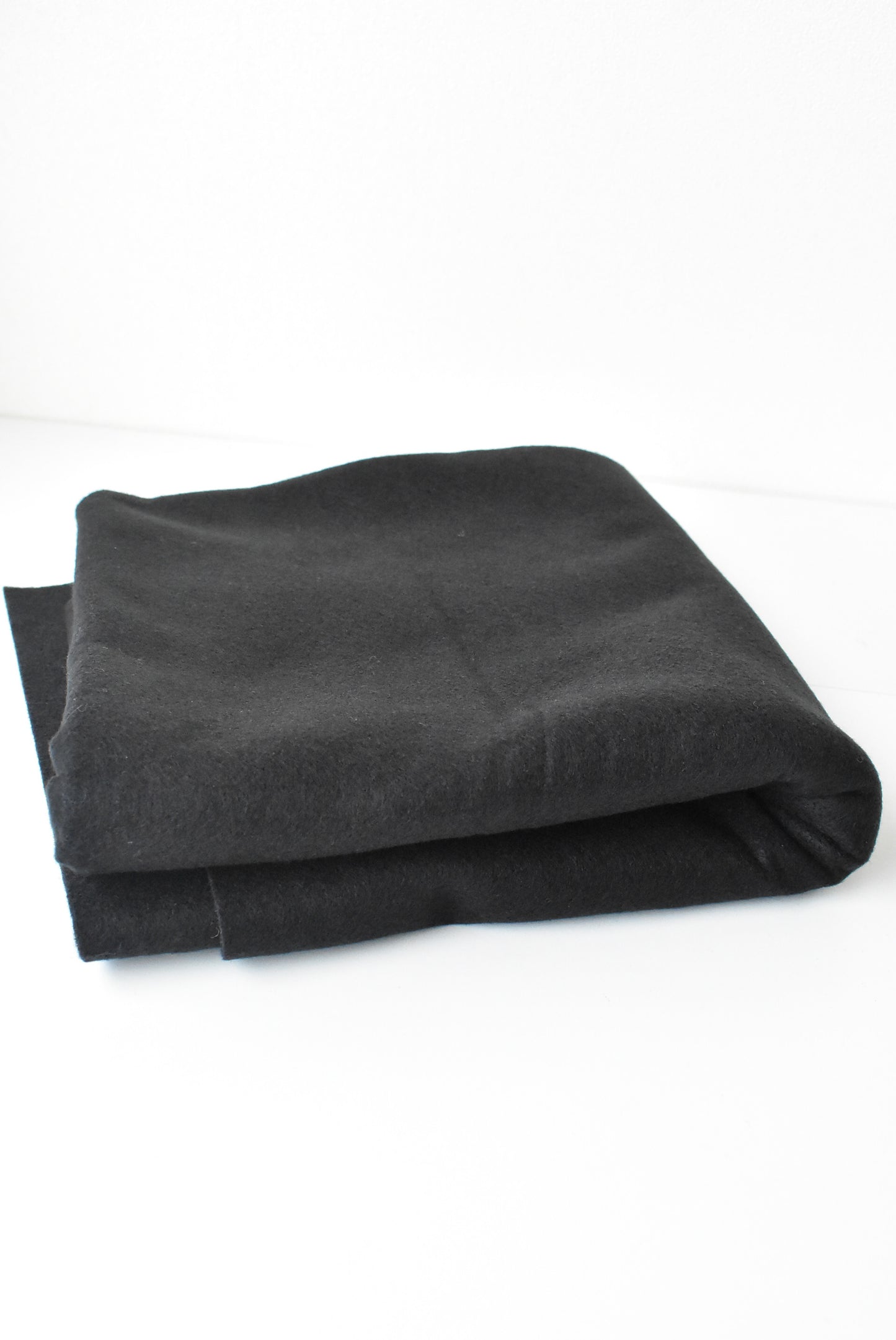 Black felt. 1mx95cm