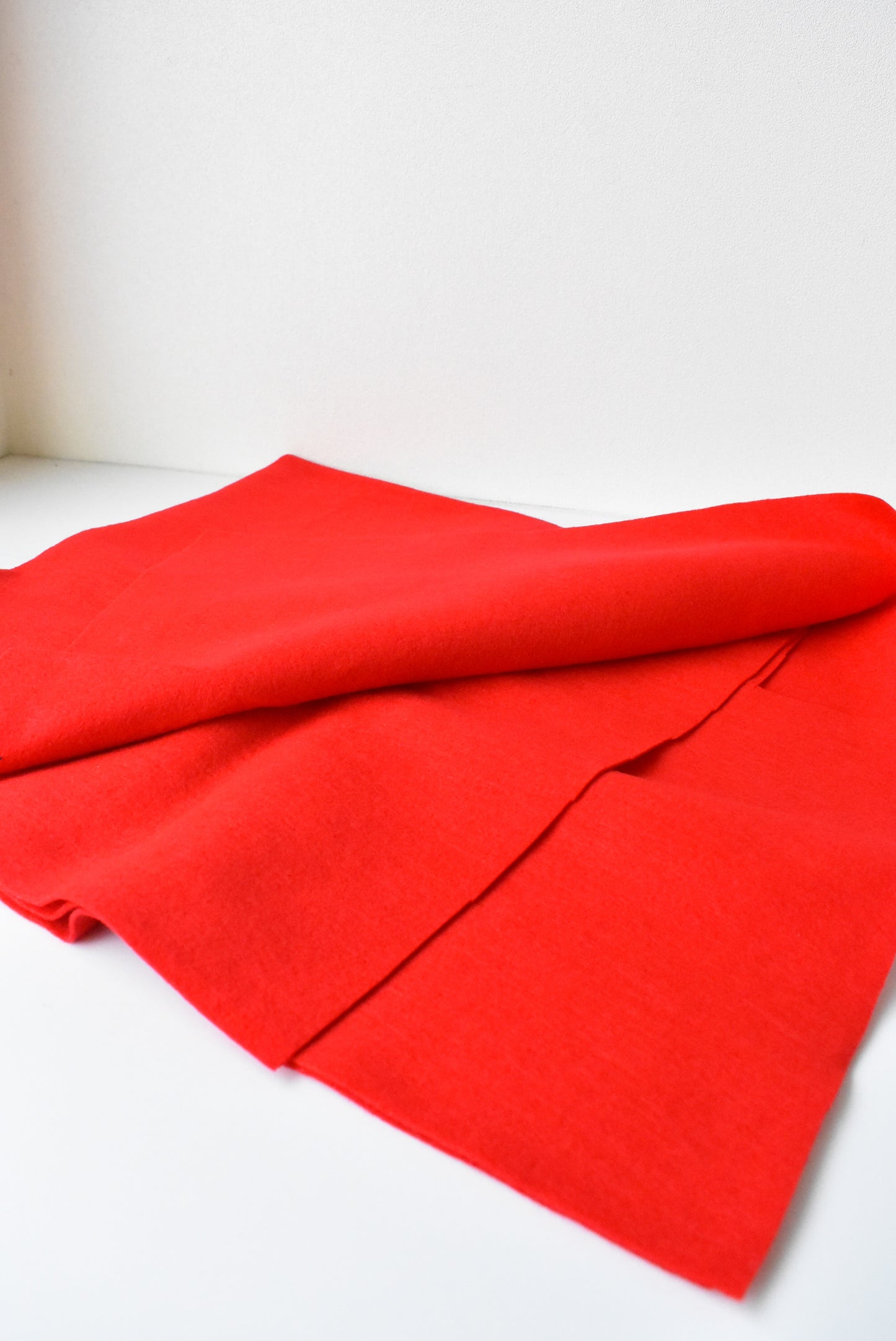 Red felt. 95cmx95cm