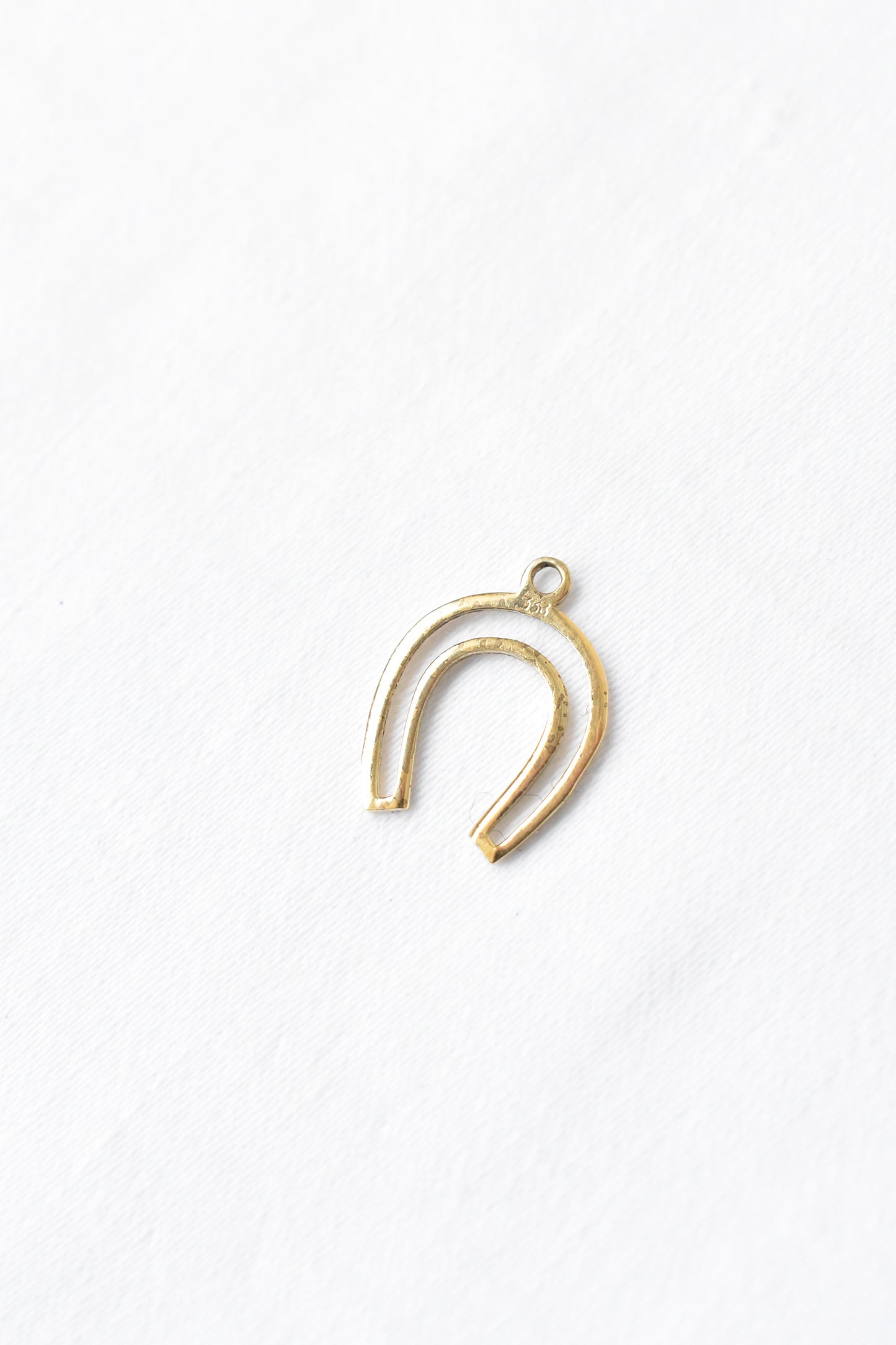 8ct gold horseshoe charm pendant
