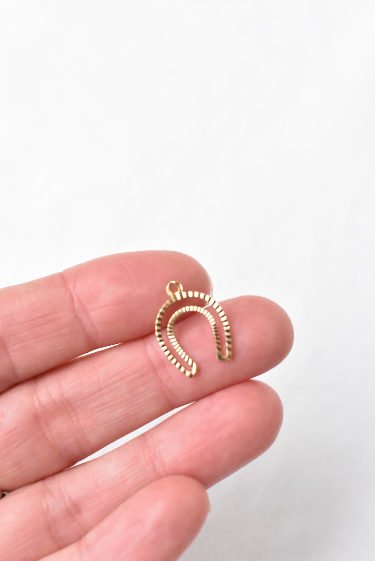 8ct gold horseshoe charm pendant