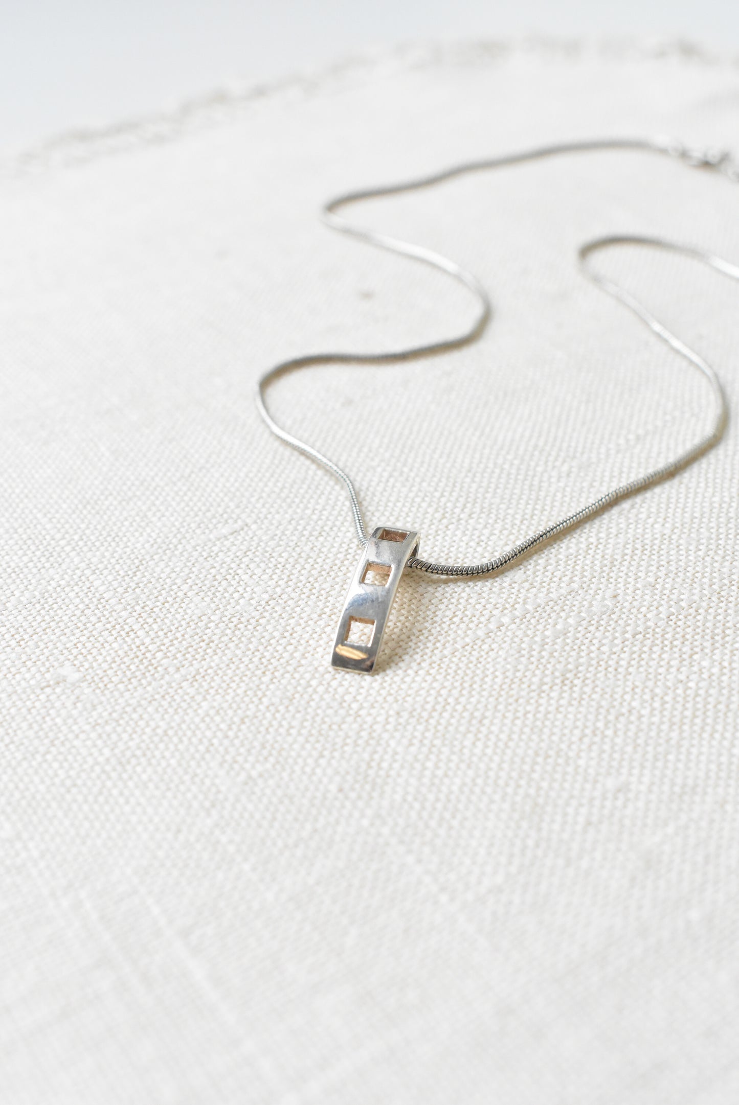 Sterling silver curving pendant necklace