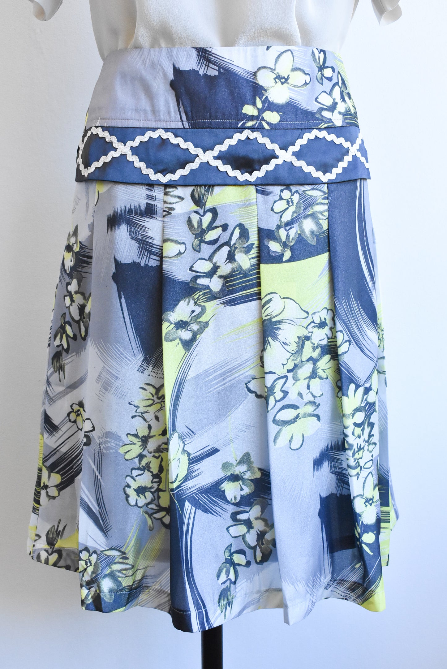 Farinelli acid yellow and silver floral pleated skirt, size L