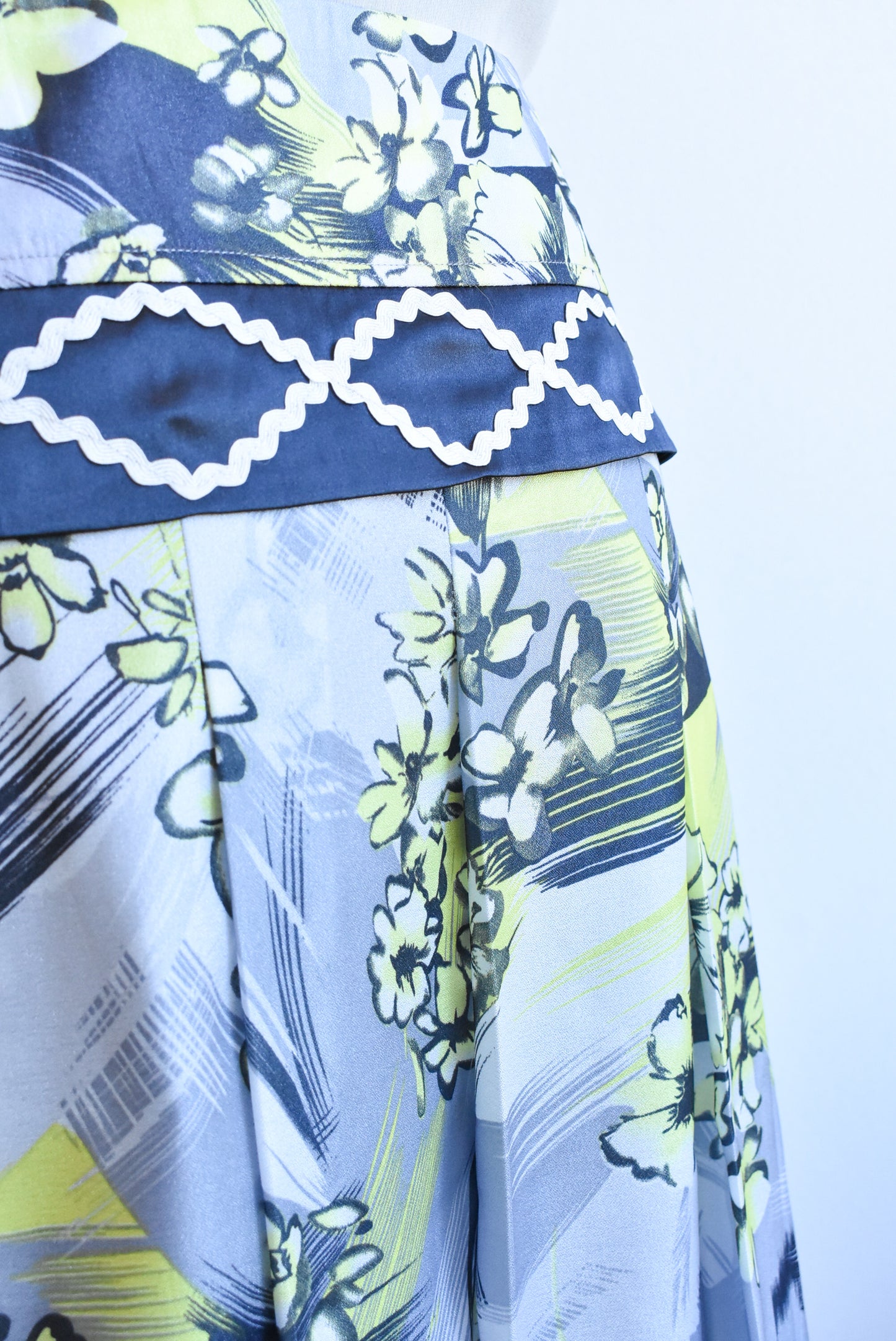 Farinelli acid yellow and silver floral pleated skirt, size L