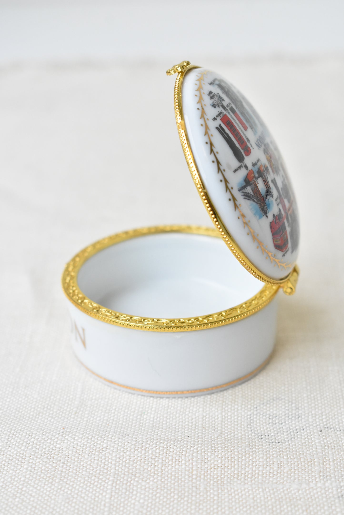 London porcelain trinket box