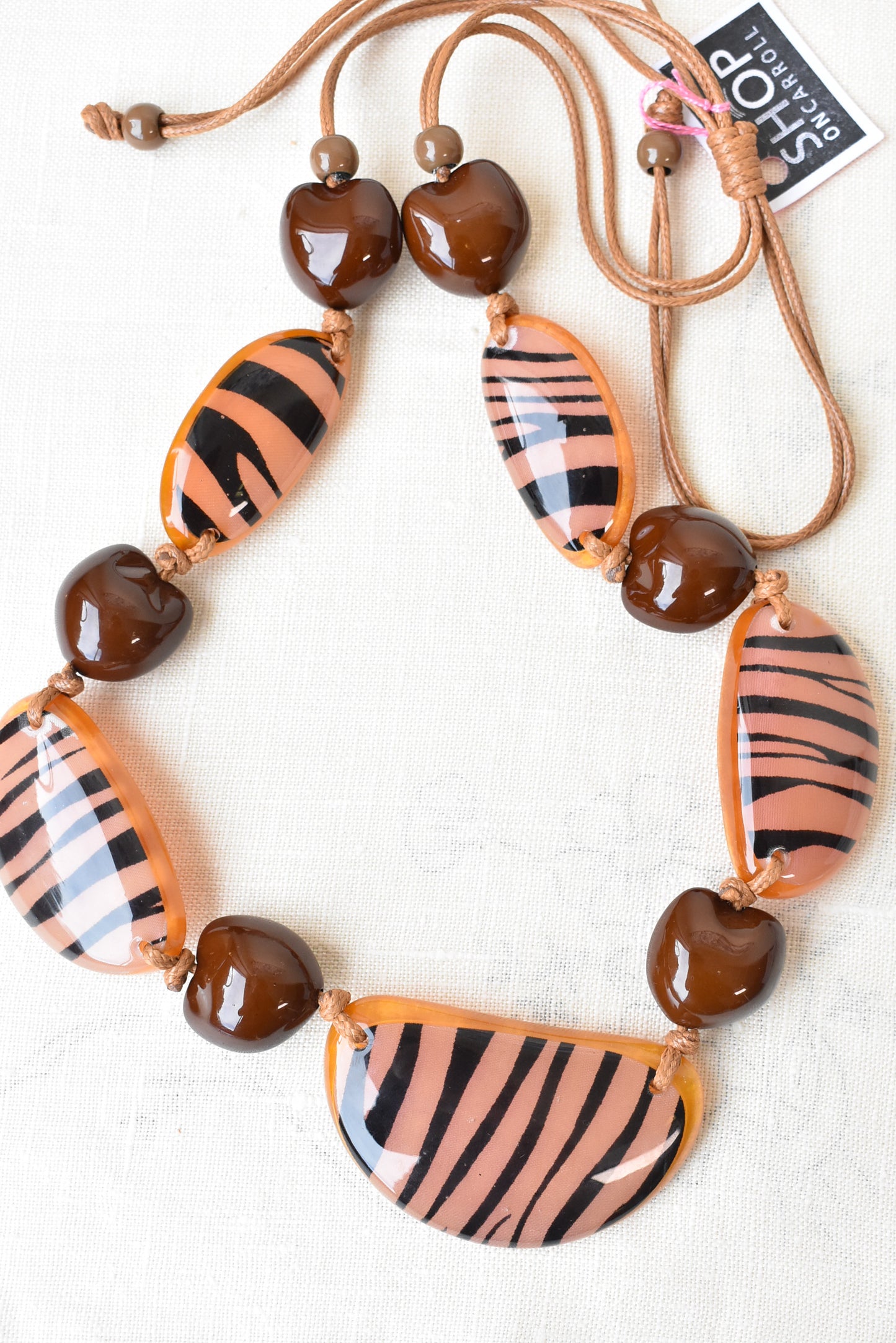 Resin tiger-stripe feature necklace