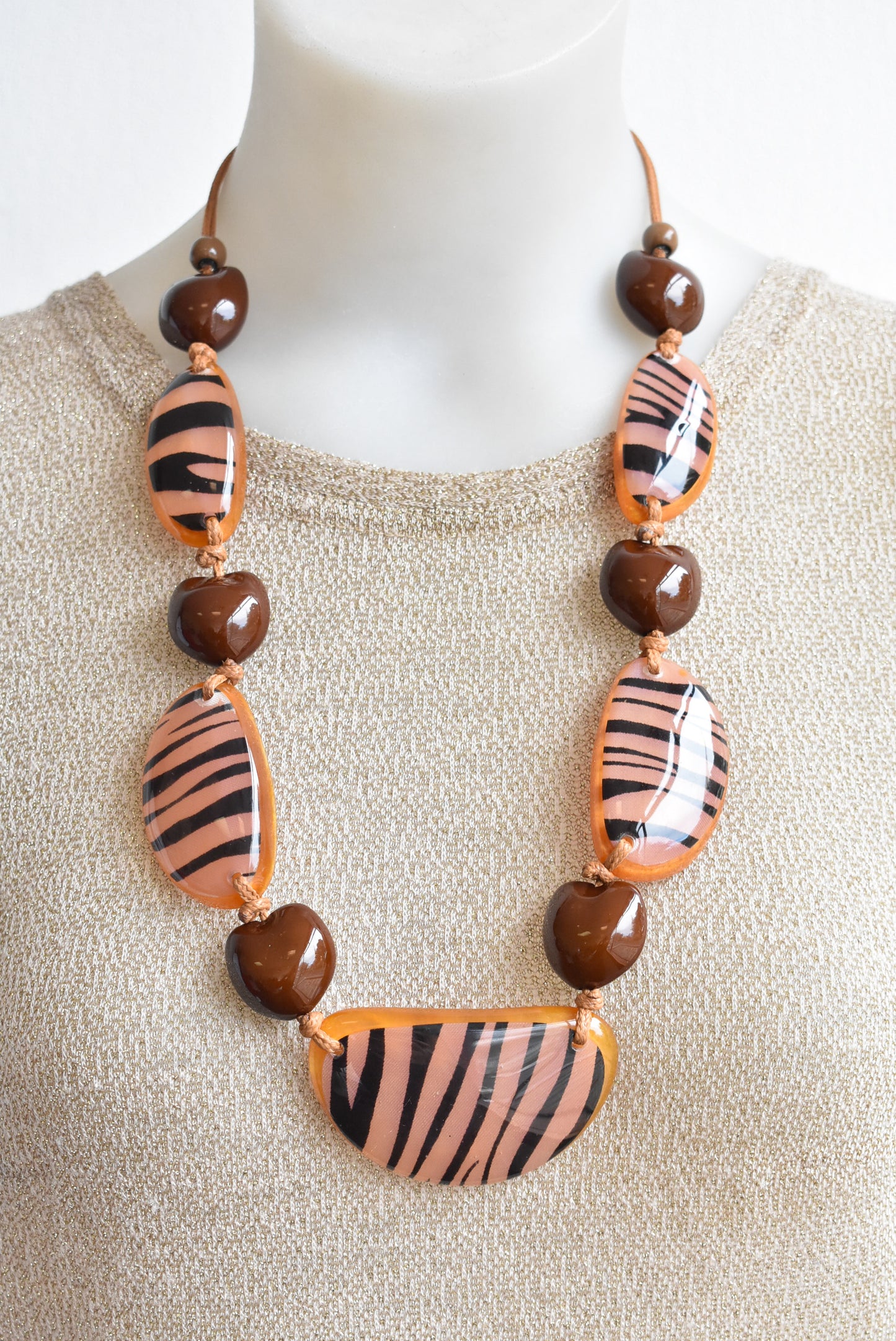 Resin tiger-stripe feature necklace