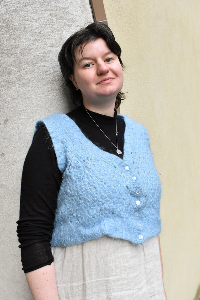 Cropped knitted button up vest, M