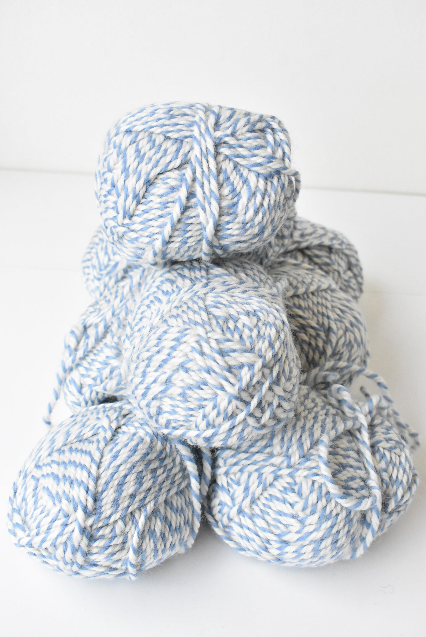 9 balls of chunky blue & white wool