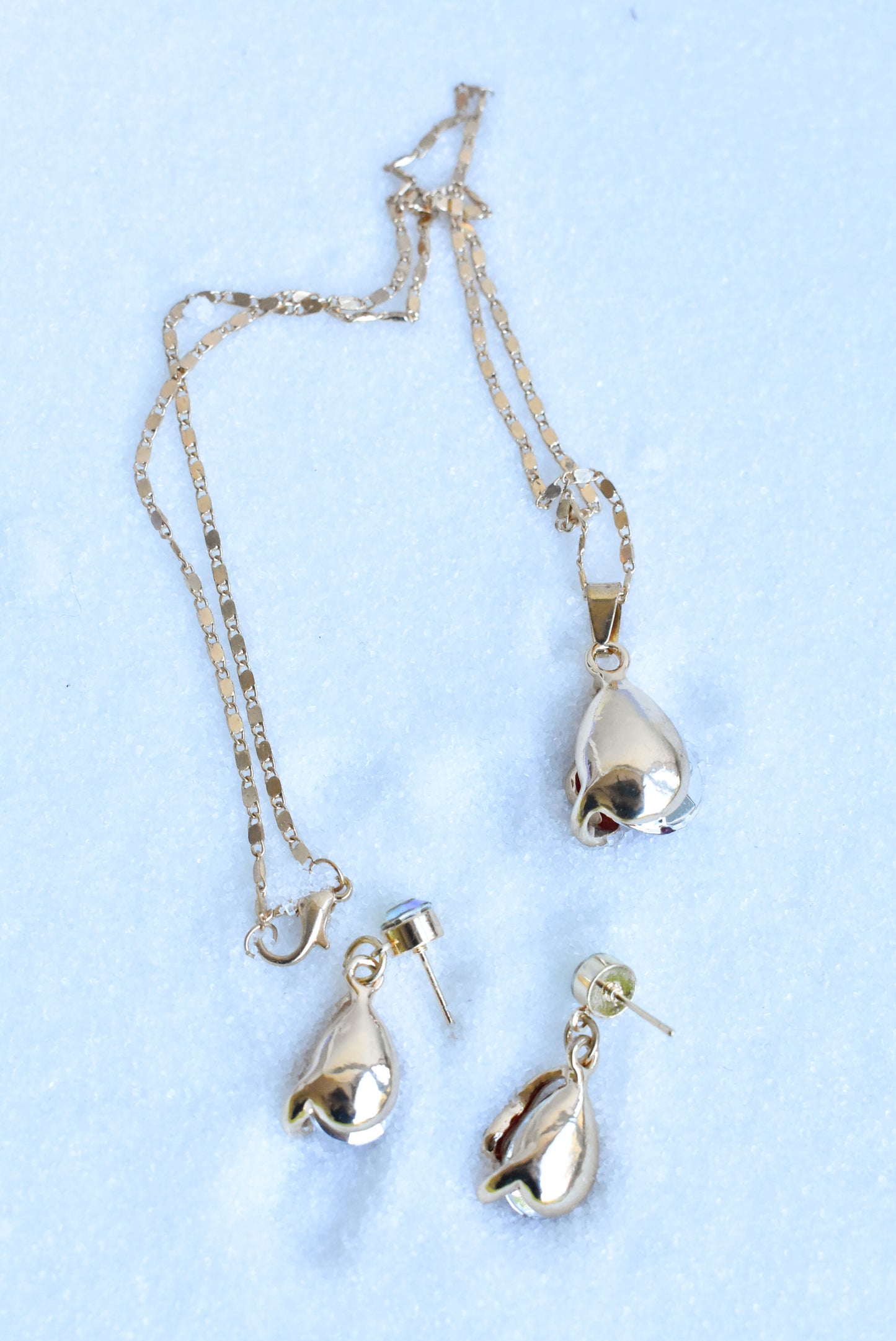 Golden and red jewelled necklace and earrings set