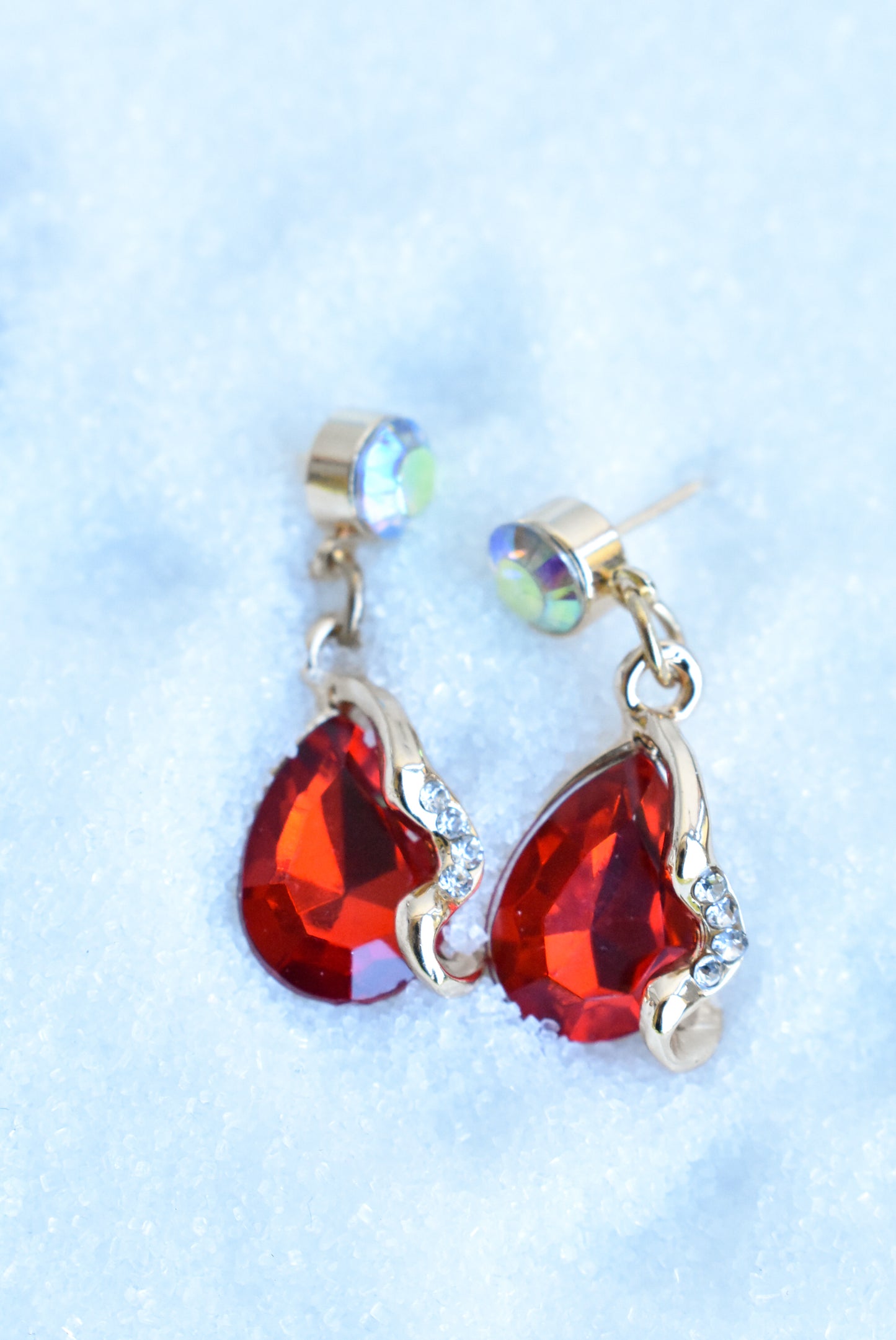 Golden and red jewelled necklace and earrings set