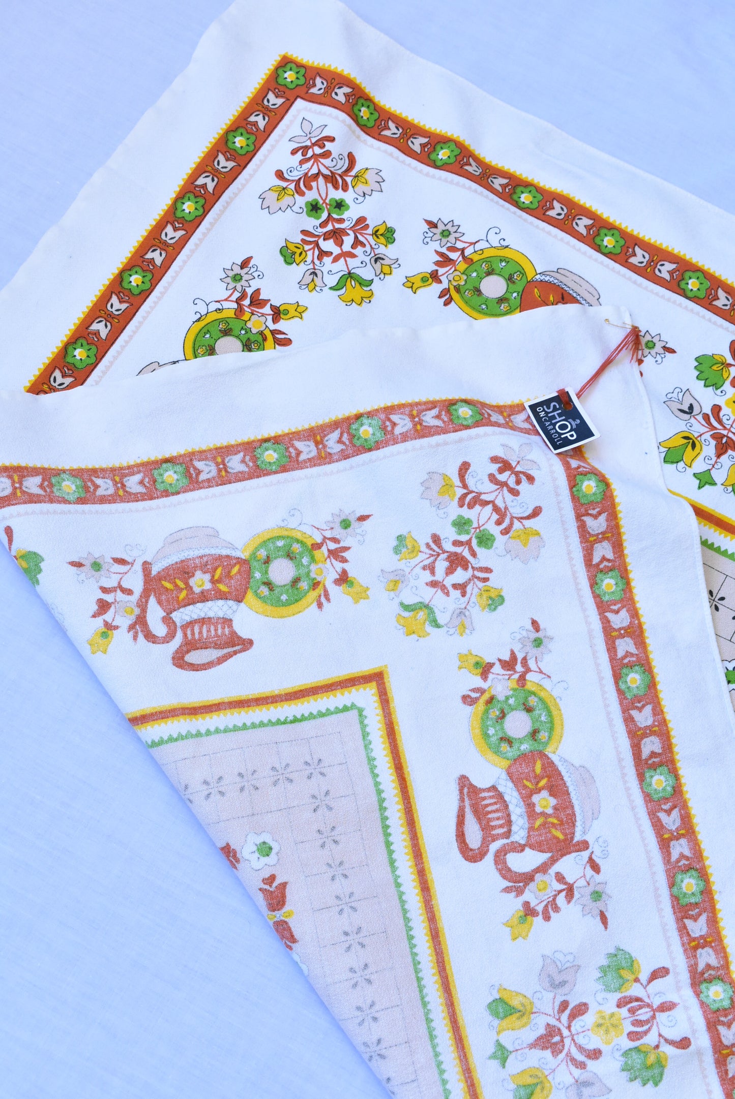 Retro orange jugs and flowers small square tablecloth