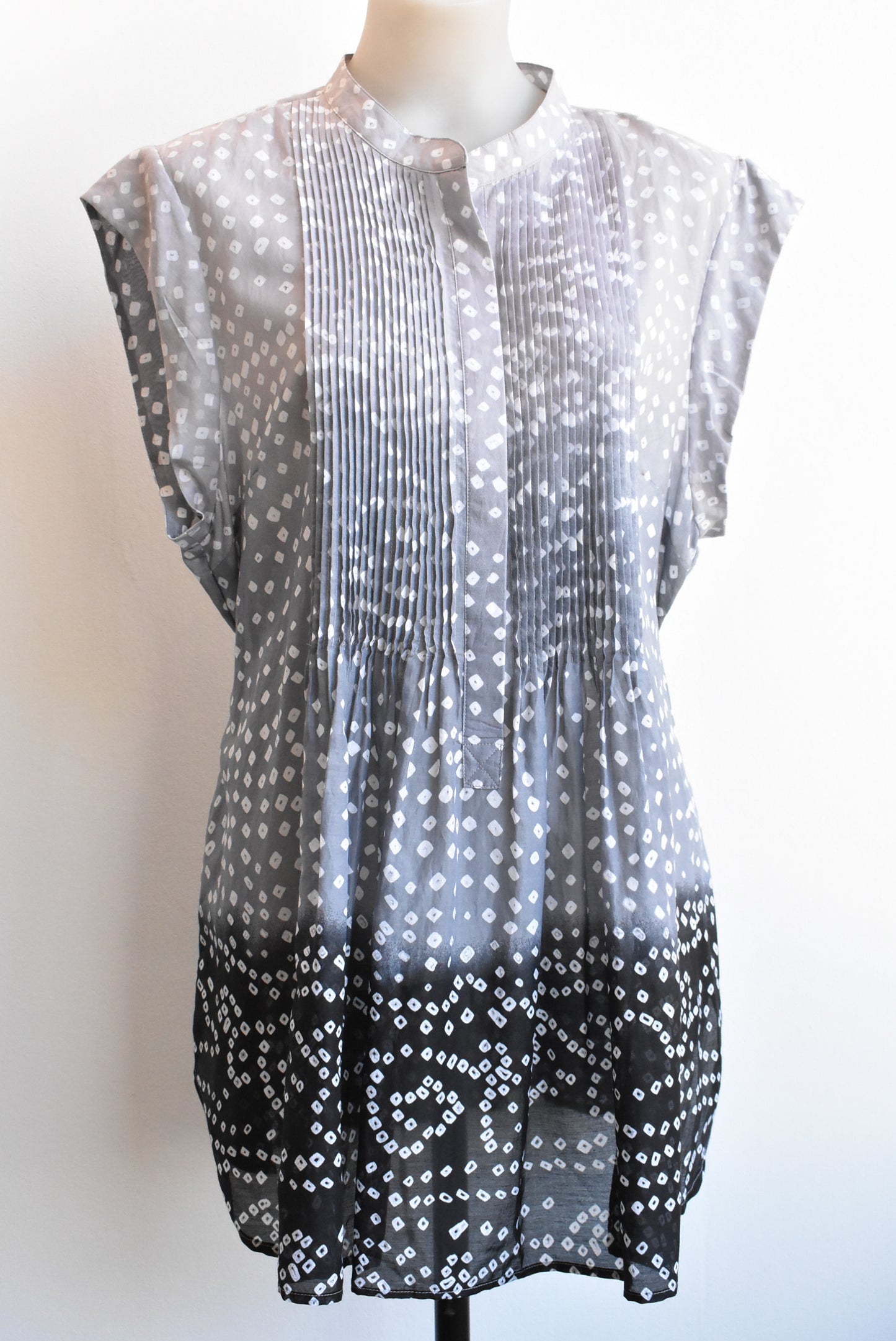 Resort Report silk-blend greyscale sleeveless tunic, size 16
