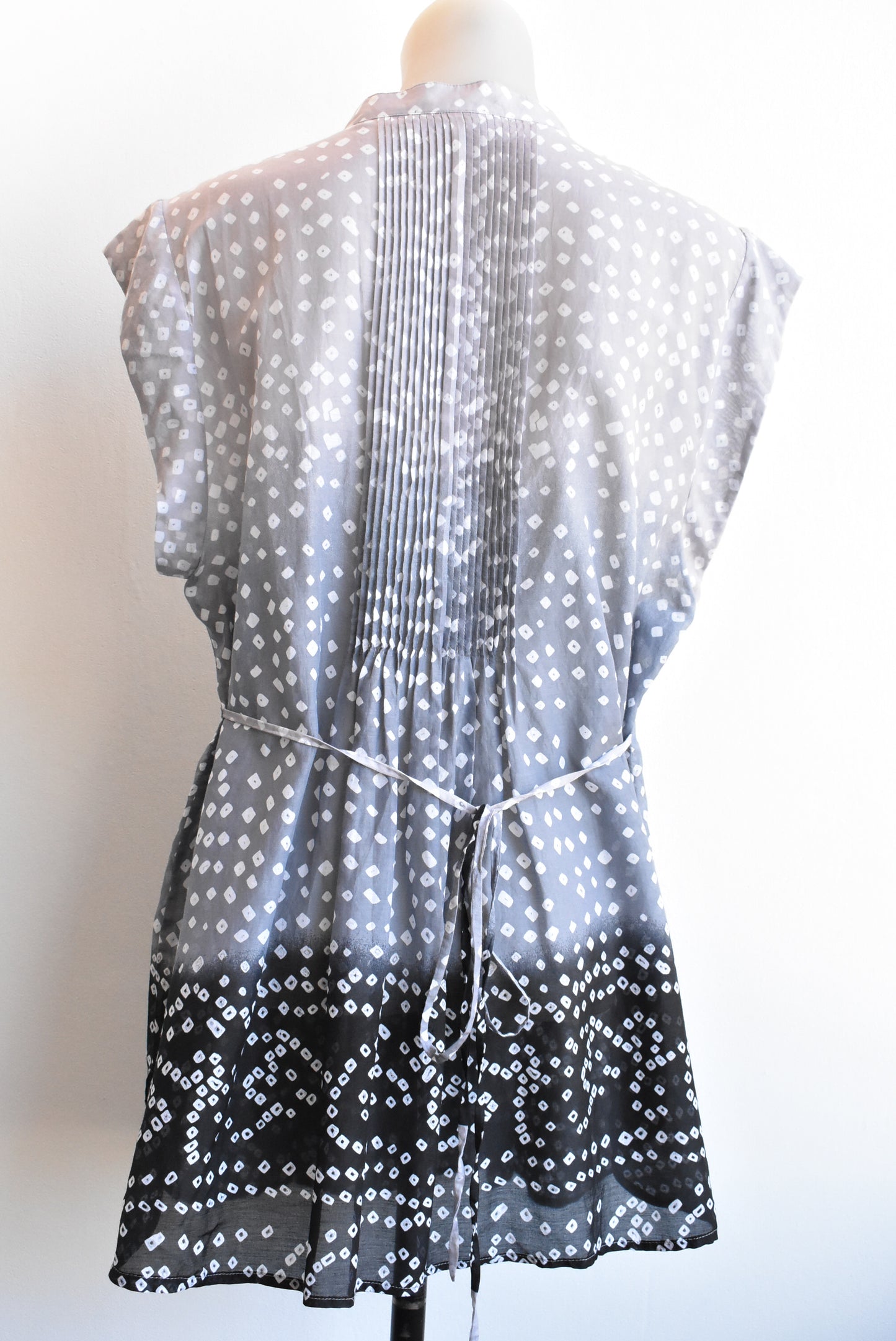 Resort Report silk-blend greyscale sleeveless tunic, size 16