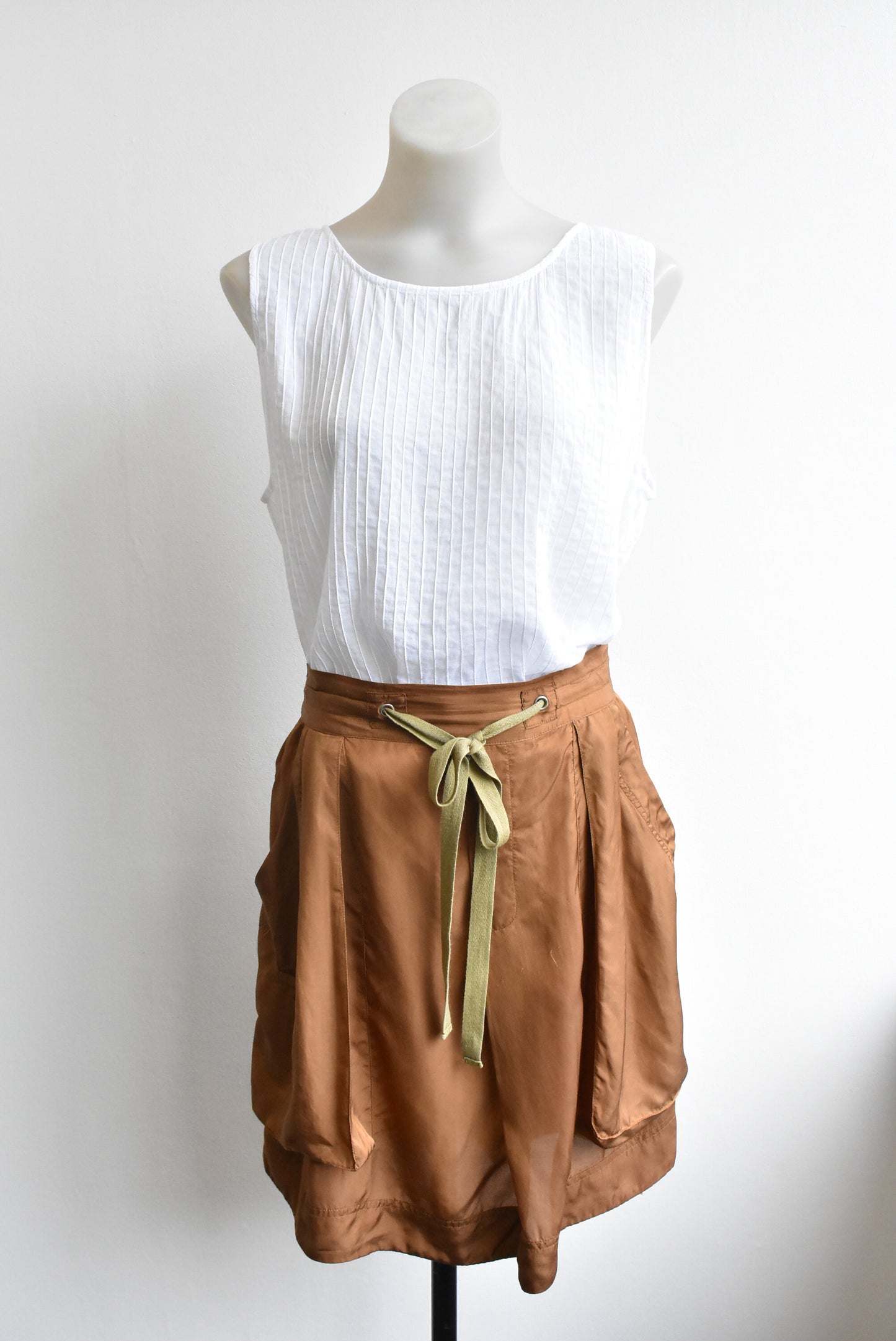 Lee Mathews 100% silk skirt, size S