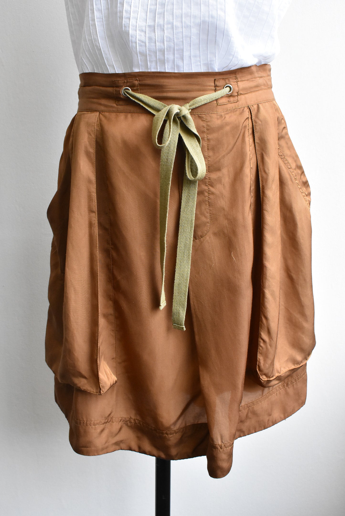 Lee Mathews 100% silk skirt, size S