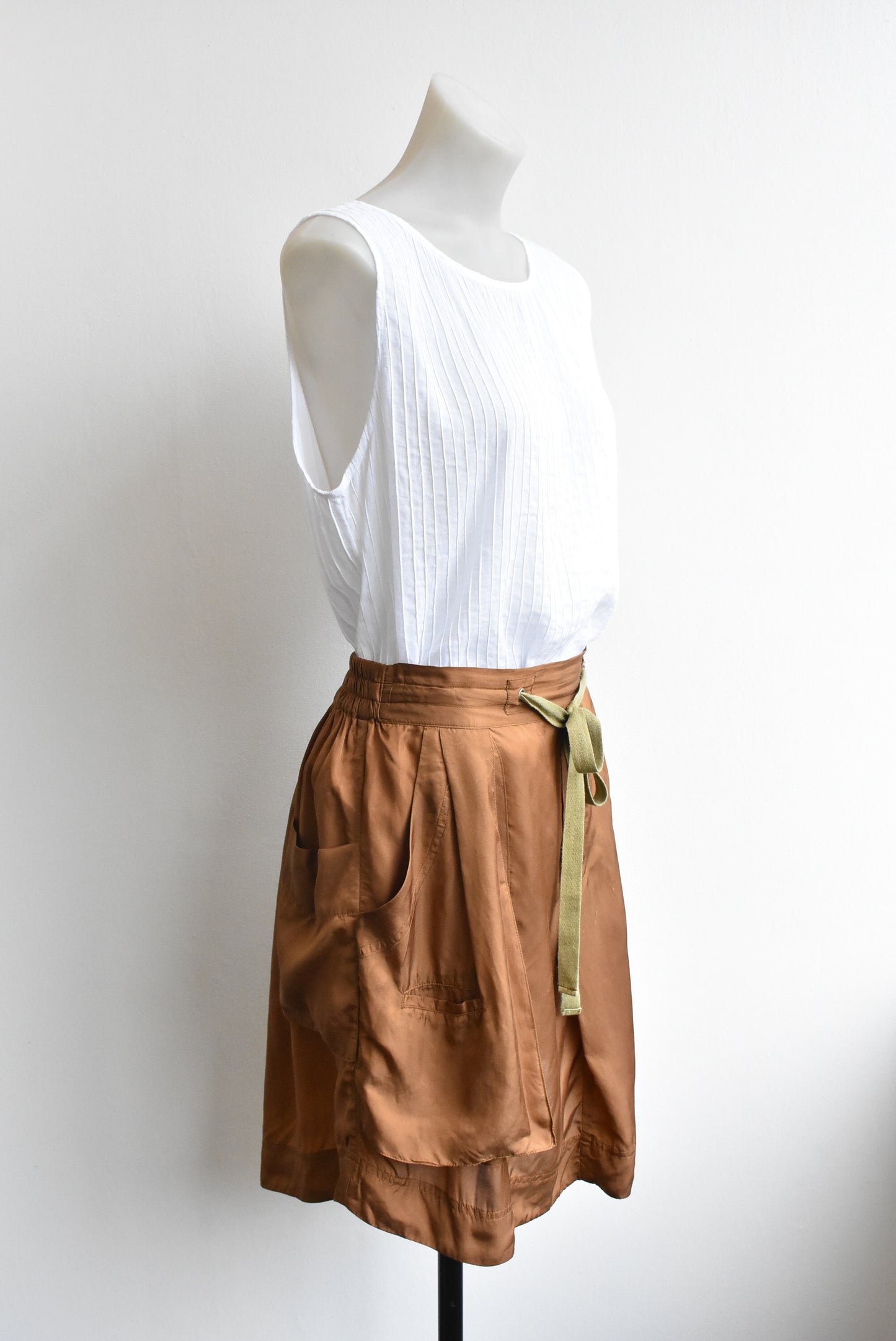 Lee Mathews 100% silk skirt, size S