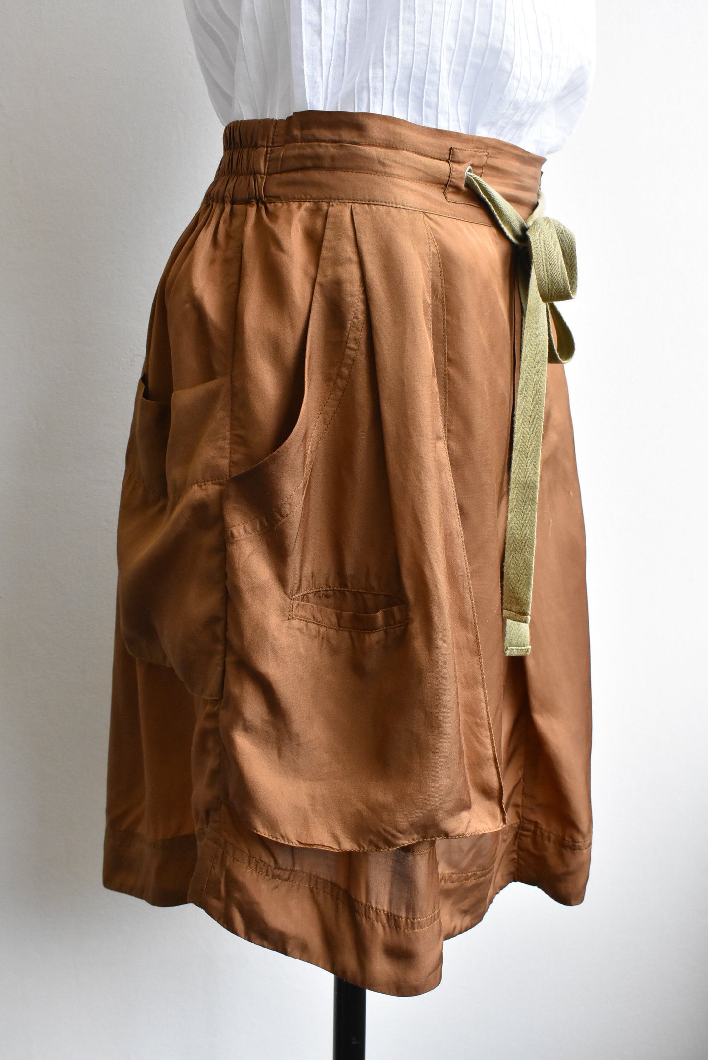Lee Mathews 100% silk skirt, size S