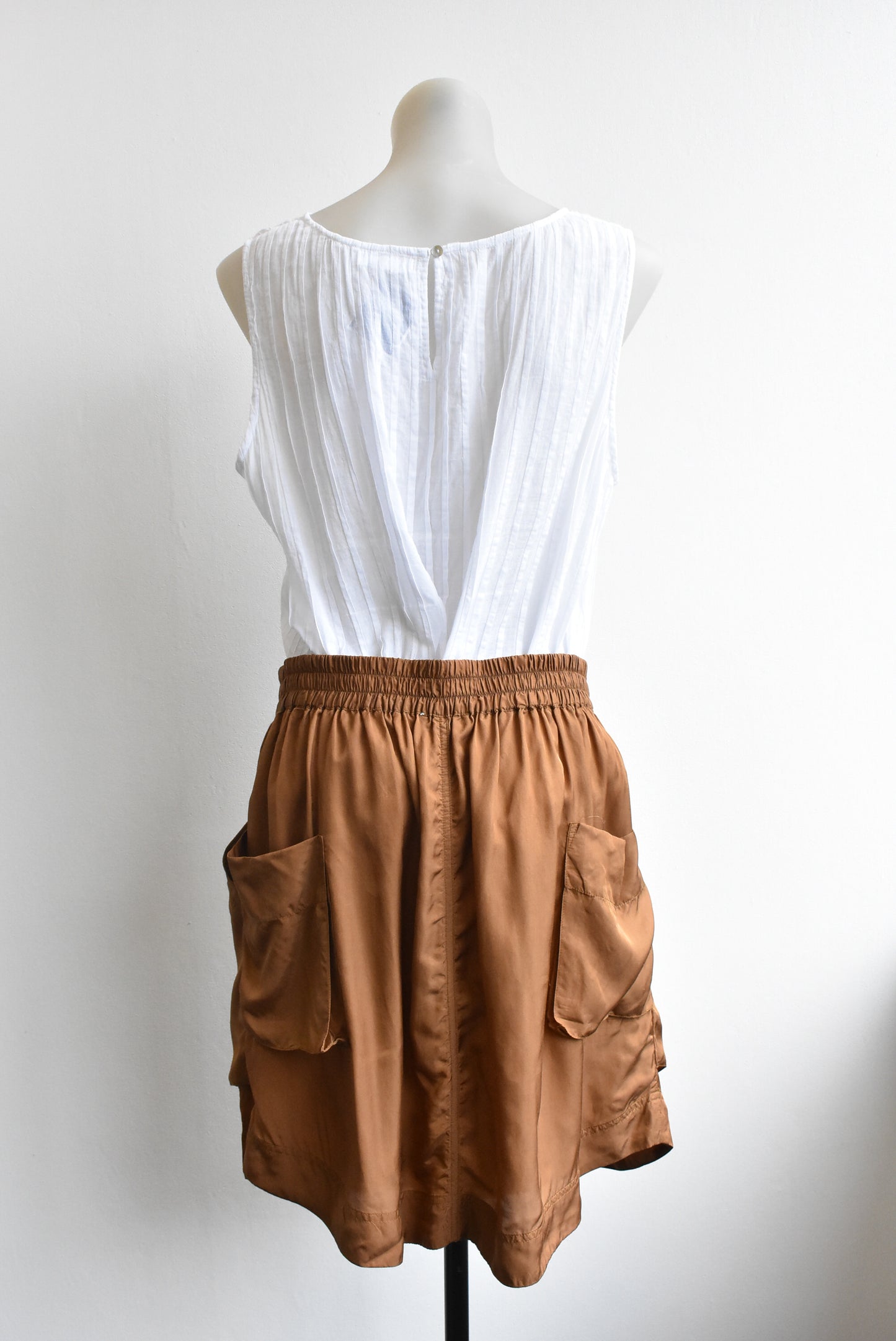 Lee Mathews 100% silk skirt, size S