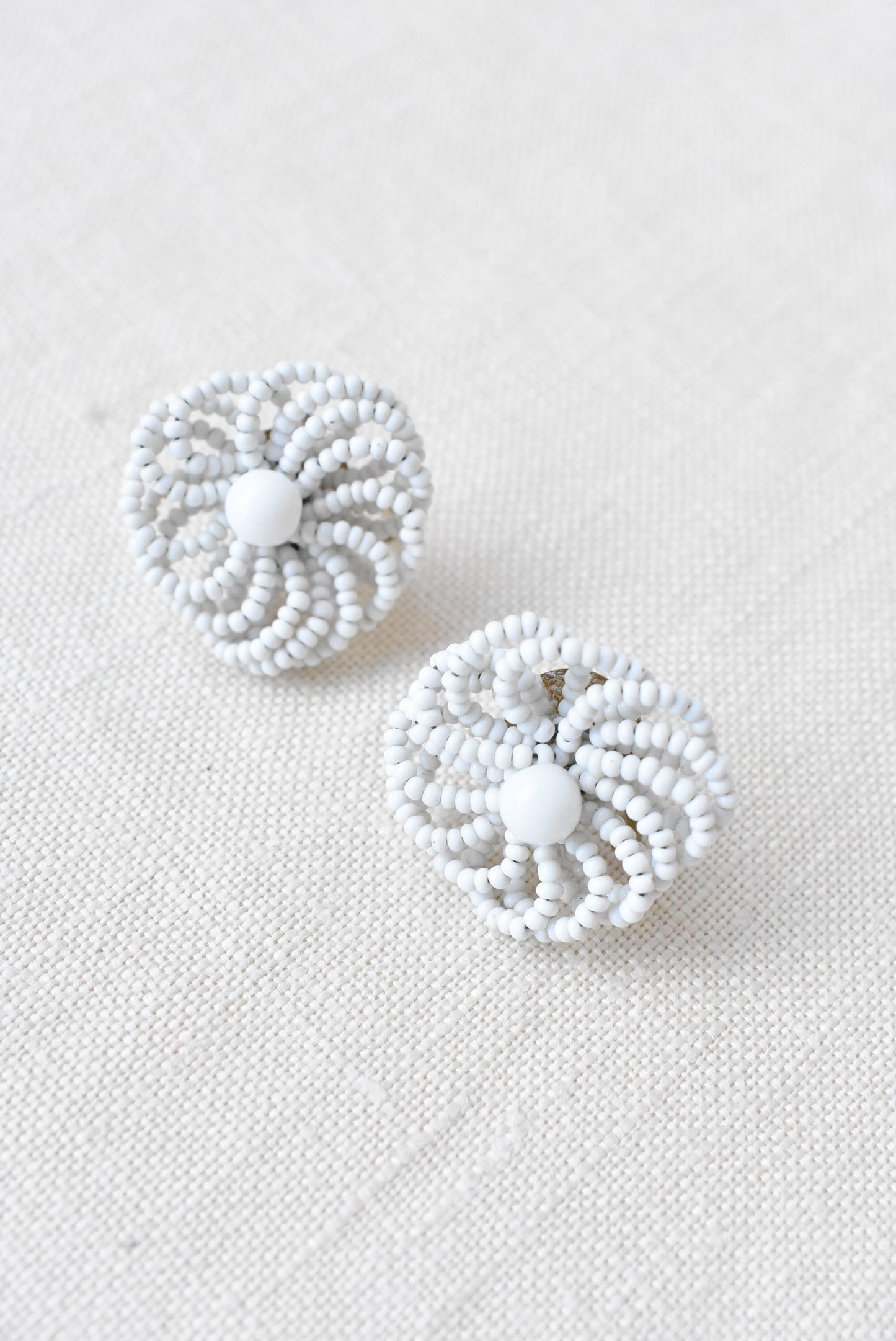 Retro white bead screw-on earrings