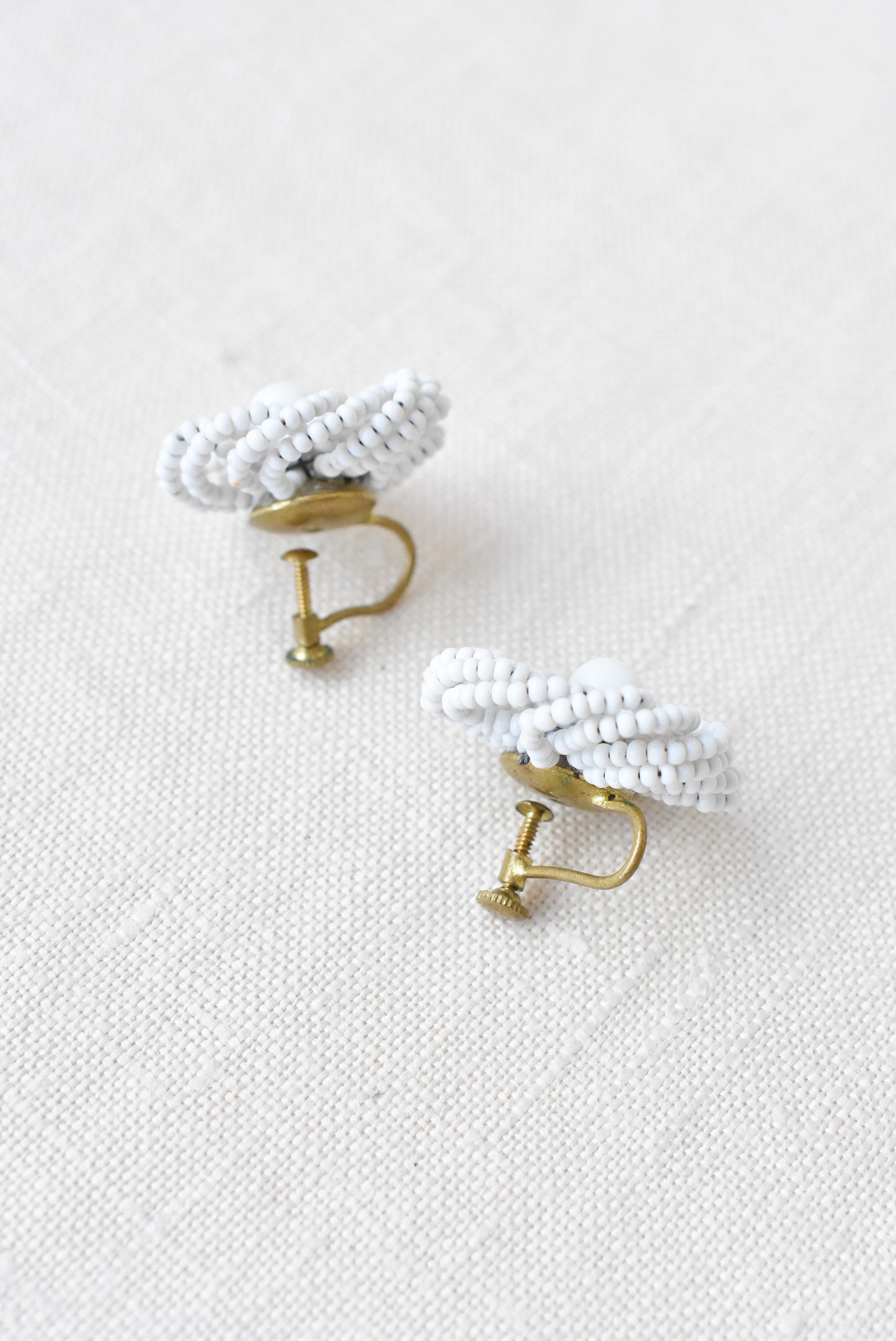 Retro white bead screw-on earrings